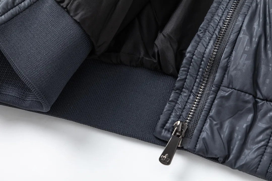 🅿️600 DIOR Dior's new autumn and winter style 🆕down jacket. Original 1:1 customized hardware accessories, all imported and original customization. Welcome to compare at the counter. Absolutely high quality. Made of top 90 white duck down. Super soft, fluffy and plump. Super heavy workmanship. The fabric is well-crafted and has a perfect version. Note⚠The fabric is super comfortable. Exclusive model. Non-market goods. Same sizes for men and women. Size M to XXL