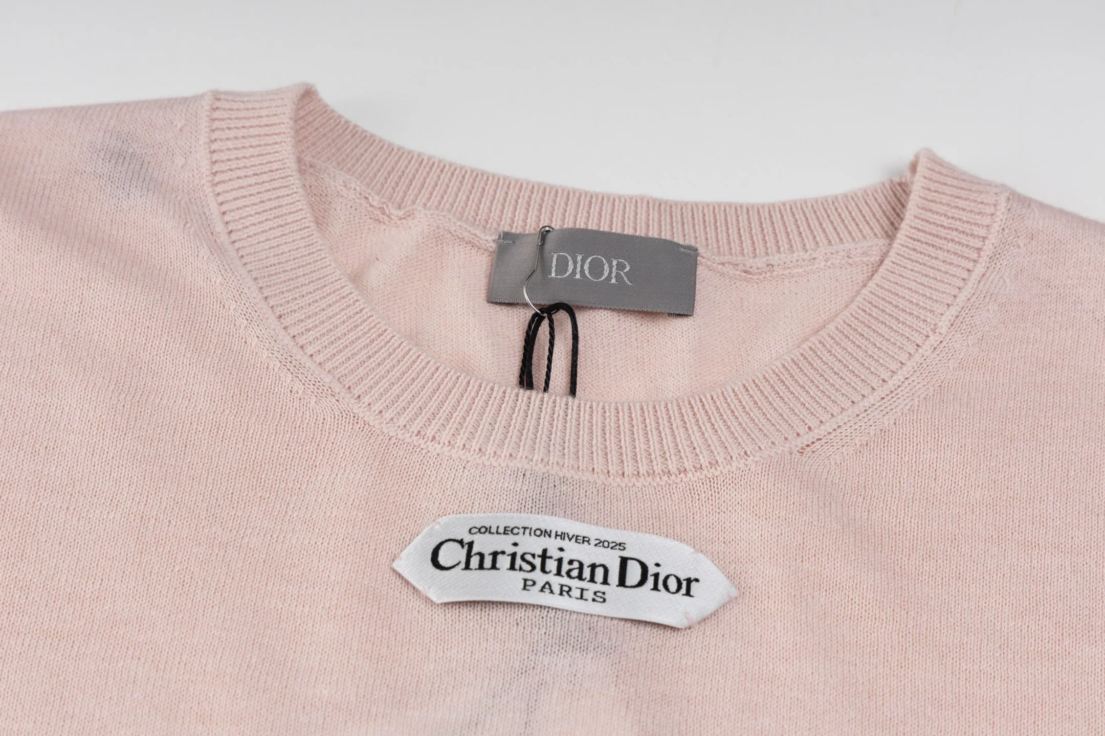🅿️400 [Exclusive supply] CD 25FW Simple label thin sweater (pink) This sweater is decorated with a logo label, paying tribute to the spirit of haute couture and the extraordinary craftsmanship of the workshop. Crafted from blended sheep wool jersey, it has a unique soft texture. Wear it with jeans and tailored trousers for a sophisticated and timeless look. Made of plain knitting, the fabric is fine-textured, soft and skin-friendly, stiff and elastic, taking into account both warmth and breathability. The color of the wool highlights the texture. Based on simple tailoring, the ribbed round neck, cuffs and hem are carefully processed to enhance the fit and durability, keeping the shape long-lasting and neat. The brand label on the chest is embellished as the brand's signature detail and is woven using double-sided jacquard technology; black threads are embedded in the white base, or micro-letters are formed through the density of the yarn. The edge of the label is processed by laser cutting, and there are no defects such as yarn leakage and yarn leakage. Size:XS-S-M-L