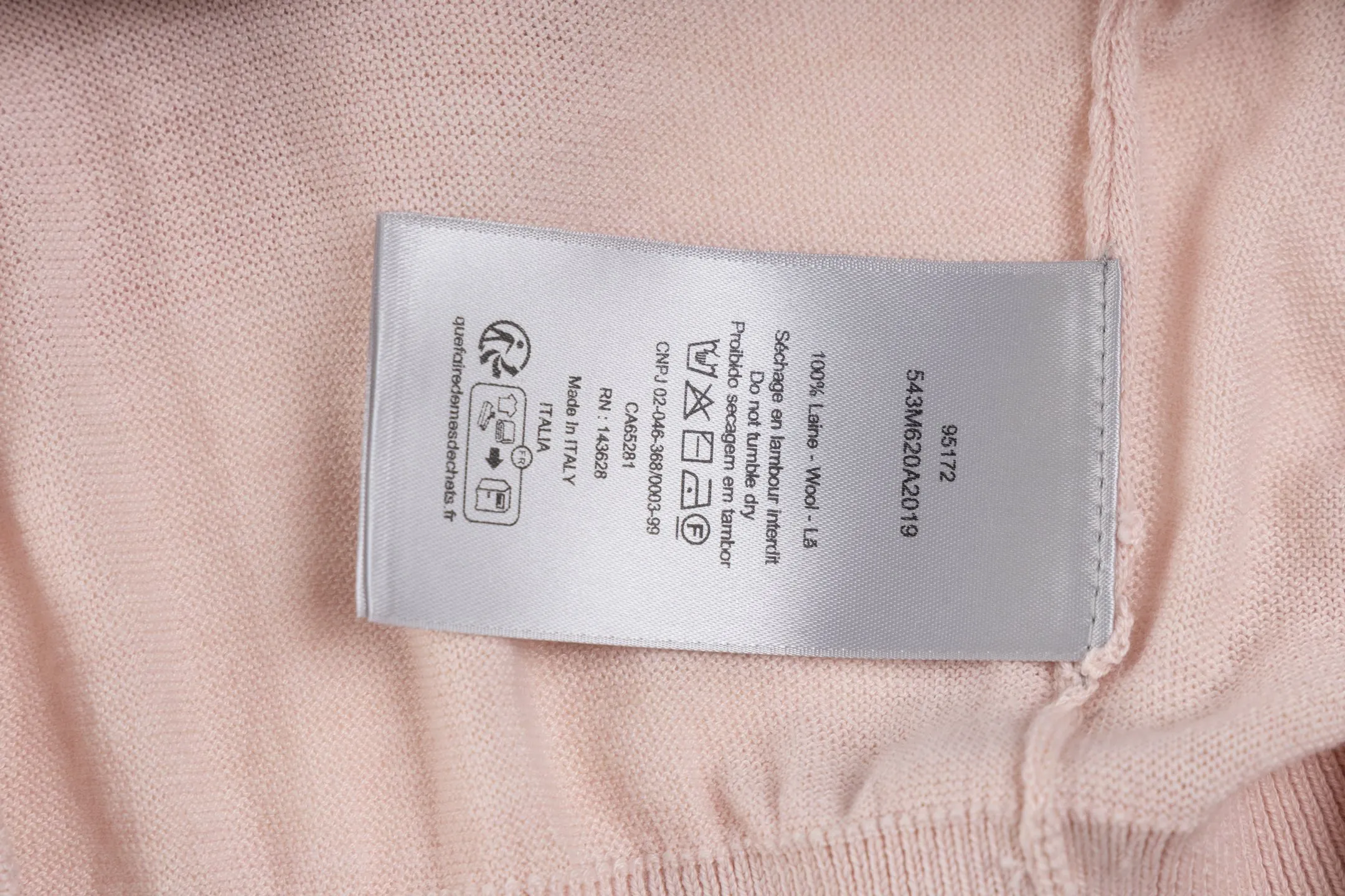 🅿️400 [Exclusive supply] CD 25FW Simple label thin sweater (pink) This sweater is decorated with a logo label, paying tribute to the spirit of haute couture and the extraordinary craftsmanship of the workshop. Crafted from blended sheep wool jersey, it has a unique soft texture. Wear it with jeans and tailored trousers for a sophisticated and timeless look. Made of plain knitting, the fabric is fine-textured, soft and skin-friendly, stiff and elastic, taking into account both warmth and breathability. The color of the wool highlights the texture. Based on simple tailoring, the ribbed round neck, cuffs and hem are carefully processed to enhance the fit and durability, keeping the shape long-lasting and neat. The brand label on the chest is embellished as the brand's signature detail and is woven using double-sided jacquard technology; black threads are embedded in the white base, or micro-letters are formed through the density of the yarn. The edge of the label is processed by laser cutting, and there are no defects such as yarn leakage and yarn leakage. Size:XS-S-M-L