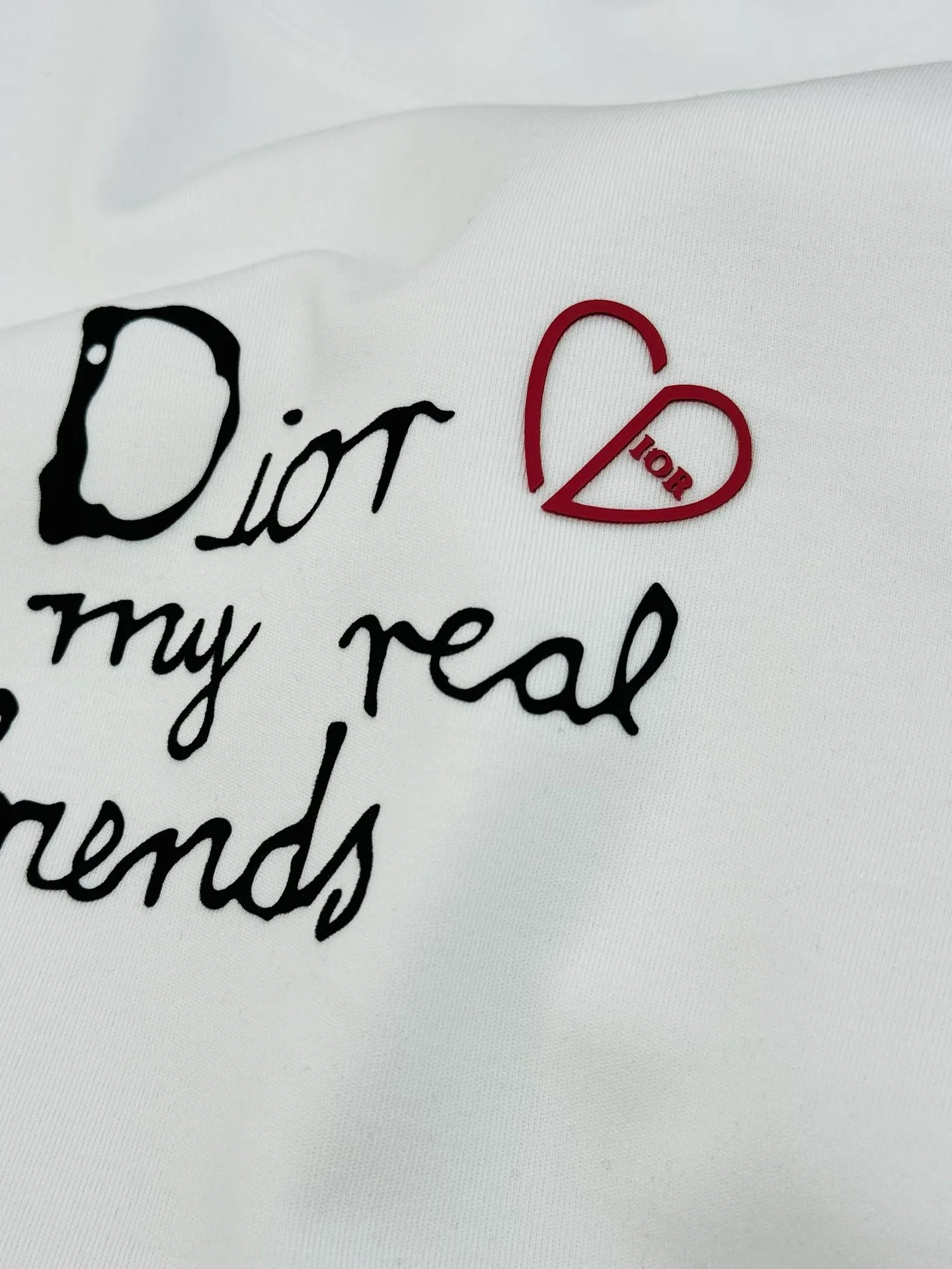 🅿️180 Dior 25s new modal T-shirt. 3D heat transfer design of classic letters on the chest. Brand letters are matched with heart-shaped dior❤️age-reducing and attractive! Simple and advanced. The recognition is quite distinct. It enriches the vision and adds a sense of nobility! Customized high weight 250g modal fabric. Delicate, soft and textured! The comfortable touch experience is self-evident, and the upper body has excellent texture! Color: Black. White. Size: s-xxl