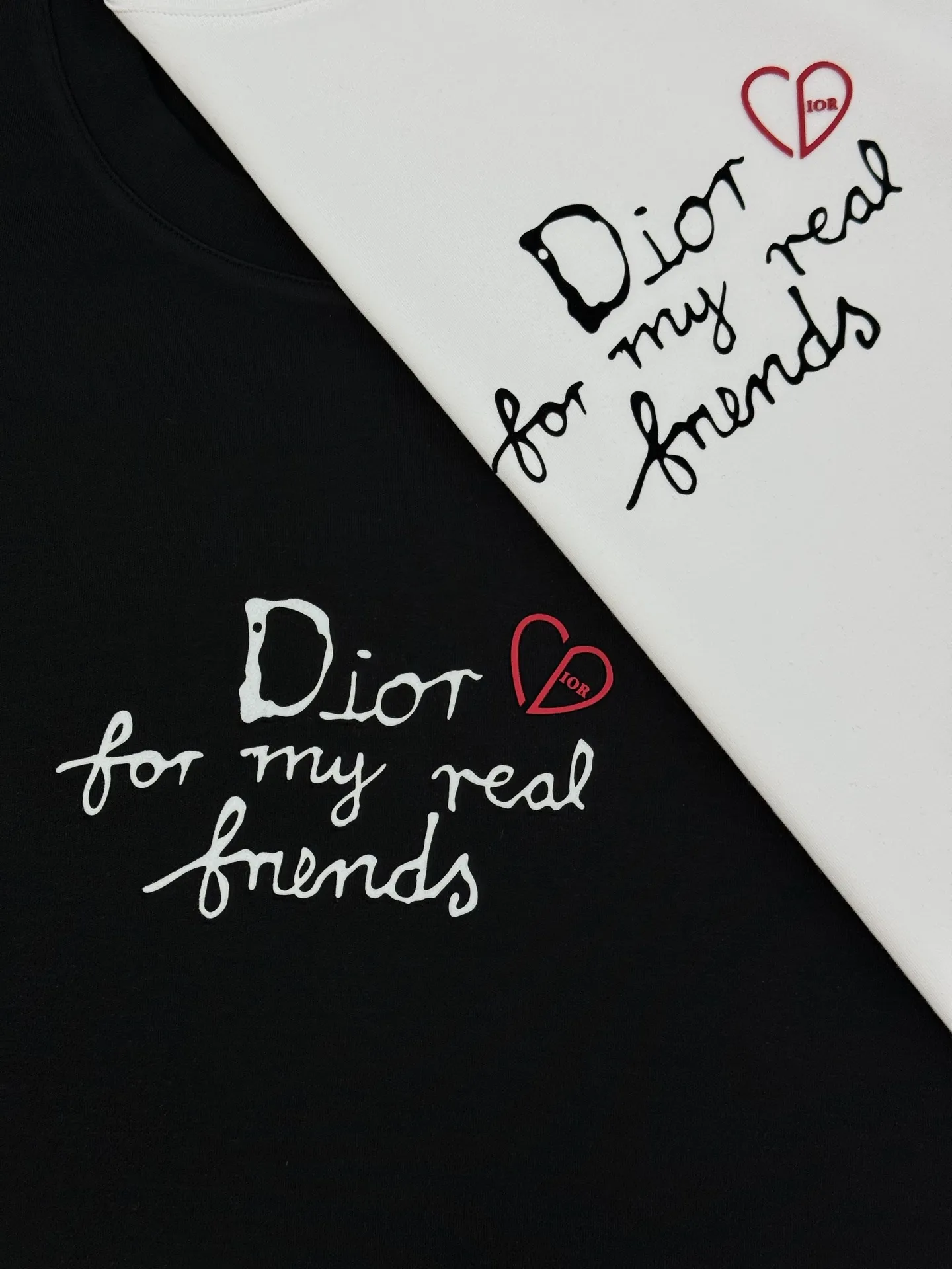 🅿️180 Dior 25s new modal T-shirt. 3D heat transfer design of classic letters on the chest. Brand letters are matched with heart-shaped dior❤️age-reducing and attractive! Simple and advanced. The recognition is quite distinct. It enriches the vision and adds a sense of nobility! Customized high weight 250g modal fabric. Delicate, soft and textured! The comfortable touch experience is self-evident, and the upper body has excellent texture! Color: Black. White. Size: s-xxl