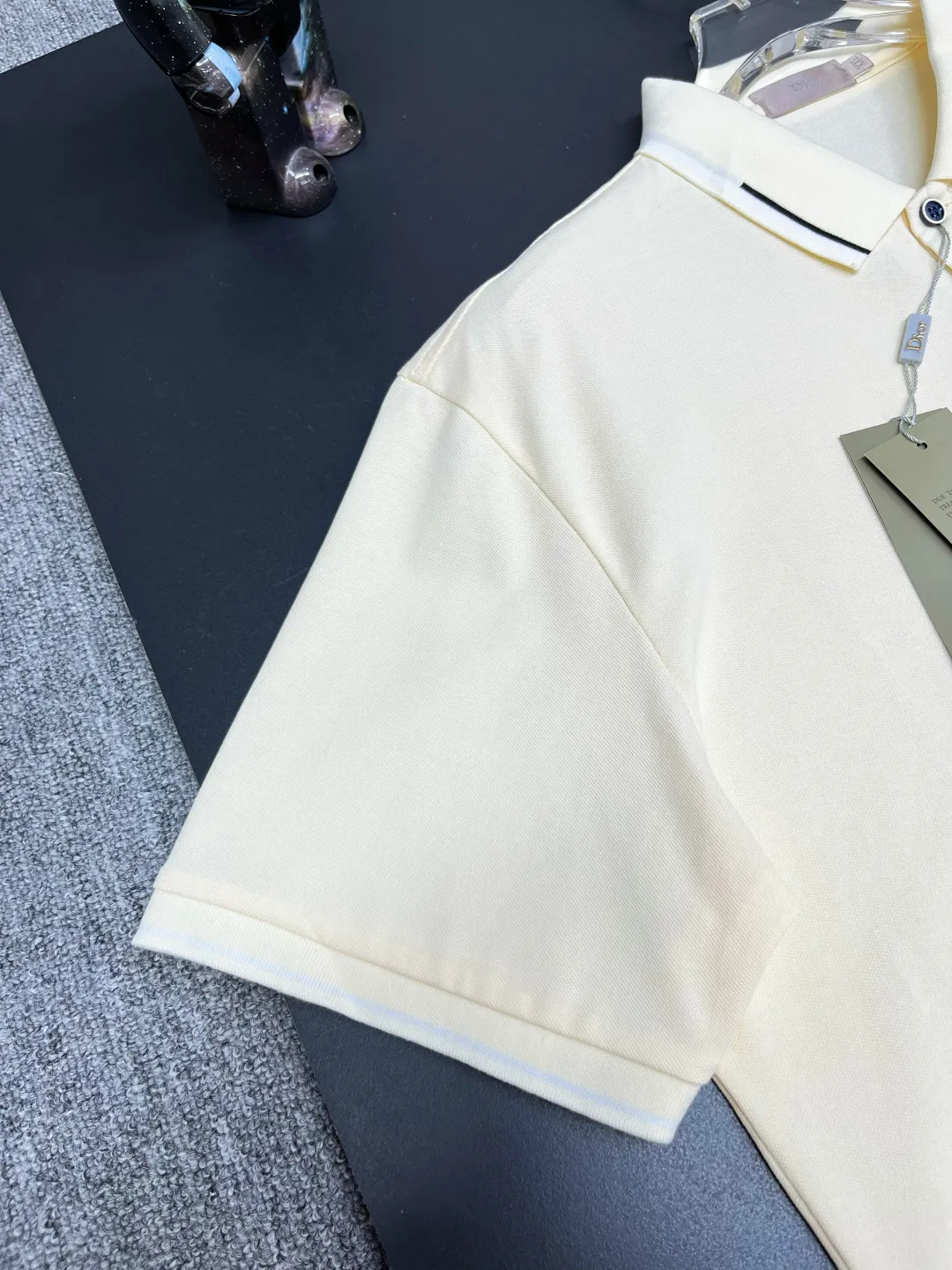 🅿️220 DIOR Dior embroidered new Polo shirt. Original fabric. Official same style. Made of 210 grams of mercerized pique cotton, customized in the same vat. The fabric feels very comfortable and smooth. The version is quite wide and stylish. Produced by a first-line brand factory. Imported Behringer embroidery machine. The embroidery is full and textured. The collar and collar ribs are woven with imported yarn. It will not deform after long-term wear. The latest style for spring and summer. Fashionable and personalized. Super versatile and good-looking. Very suitable for both men and women. A must-have item for everyone. Color: black, white, apricot. Size: M-XXXL