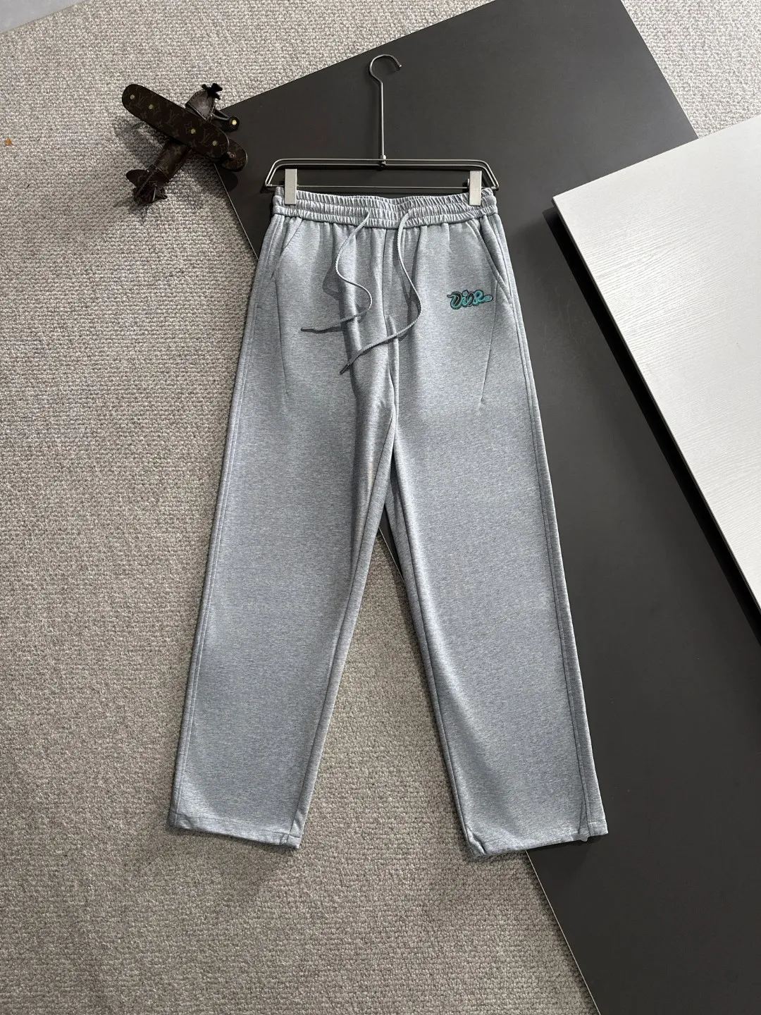 🅿️400 next day shipping Dior 2025 spring and summer new elastic band casual pants, thin counter custom fabrics, high breathability and comfort, impeccable details, brand element design concept, reflecting high quality. It feels delicate and soft! It presents a casual cut and the upper body shape is great! Size: M-4XL