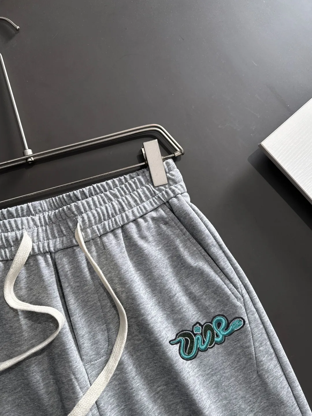 🅿️400 next day shipping Dior 2025 spring and summer new elastic band casual pants, thin counter custom fabrics, high breathability and comfort, impeccable details, brand element design concept, reflecting high quality. It feels delicate and soft! It presents a casual cut and the upper body shape is great! Size: M-4XL