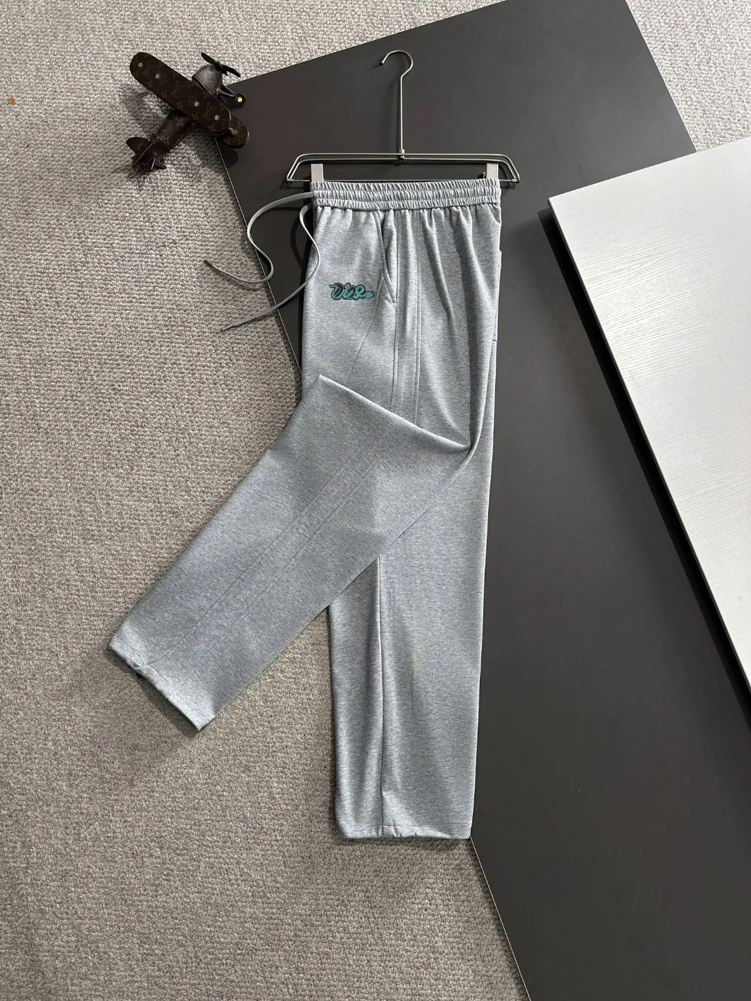 🅿️400 next day shipping Dior 2025 spring and summer new elastic band casual pants, thin counter custom fabrics, high breathability and comfort, impeccable details, brand element design concept, reflecting high quality. It feels delicate and soft! It presents a casual cut and the upper body shape is great! Size: M-4XL