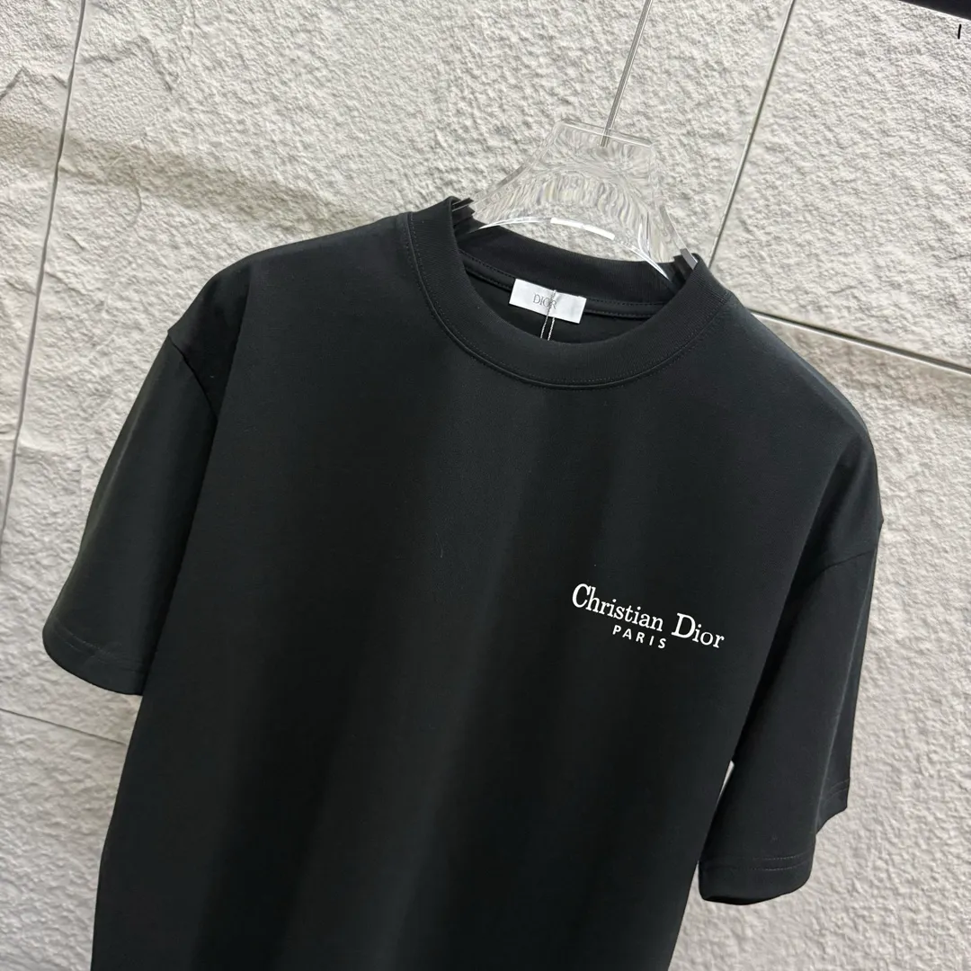 🅿️190 Dio* Dior 2025 spring and summer new style Classic CD letter flocking technology + three-dimensional silicone Black and white simple and elegant Customized double yarn plain cotton fabric Short-sleeved T-shirt Unisex Color: Black White Size: S (90-130 catties) M (120-150 catties) L (140-165 catties) XL (160-180 catties) XXL (180-210 pounds)