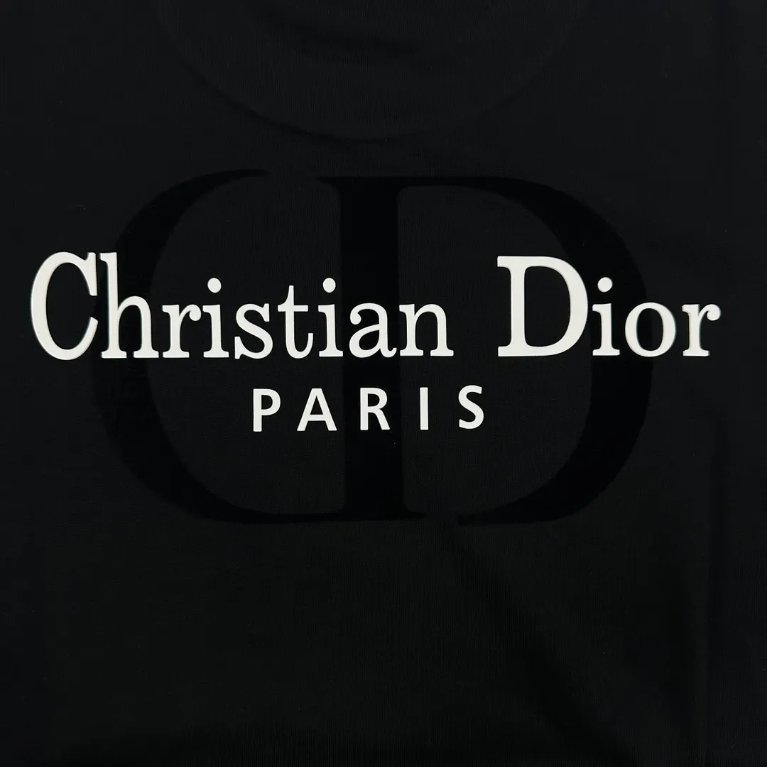 🅿️190 Dio* Dior 2025 spring and summer new style Classic CD letter flocking technology + three-dimensional silicone Black and white simple and elegant Customized double yarn plain cotton fabric Short-sleeved T-shirt Unisex Color: Black White Size: S (90-130 catties) M (120-150 catties) L (140-165 catties) XL (160-180 catties) XXL (180-210 pounds)