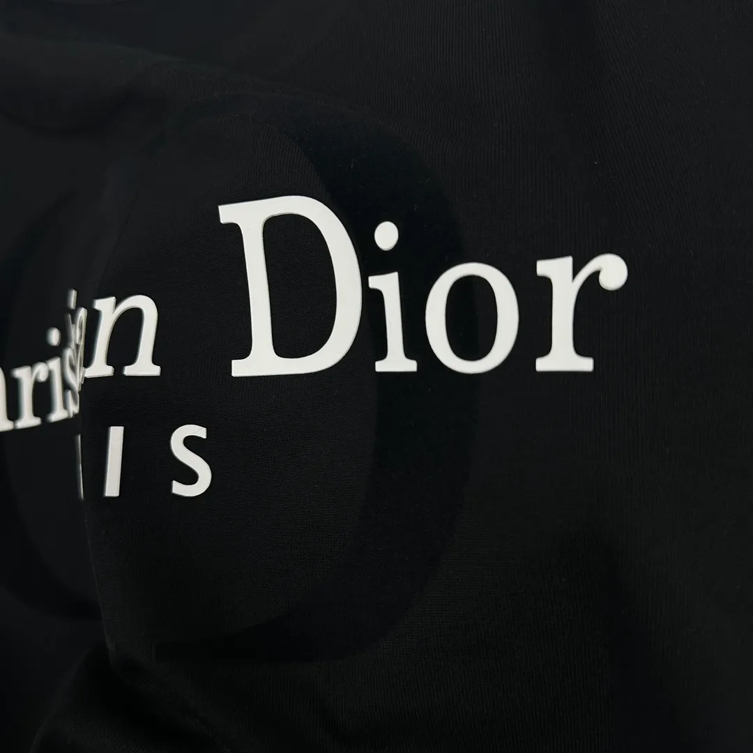 🅿️190 Dio* Dior 2025 spring and summer new style Classic CD letter flocking technology + three-dimensional silicone Black and white simple and elegant Customized double yarn plain cotton fabric Short-sleeved T-shirt Unisex Color: Black White Size: S (90-130 catties) M (120-150 catties) L (140-165 catties) XL (160-180 catties) XXL (180-210 pounds)