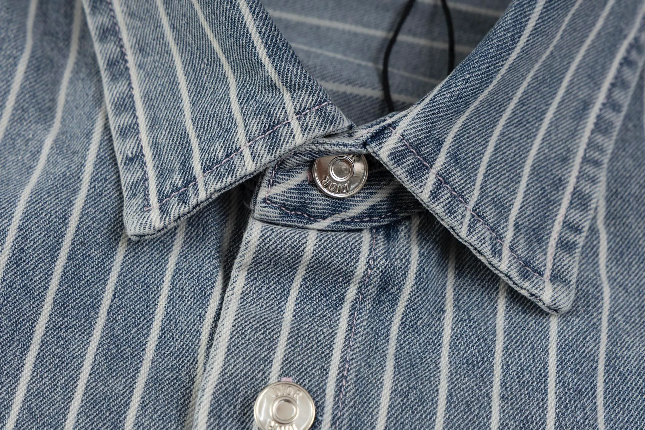 🅿️420 [Exclusive supply] CD Bermuda striped denim short-sleeved shirt. The fabric is made of blue striped cotton twill fabric. It is carefully made with an elegant silhouette and is decorated with Cistian Couture embroidery on the front, creating a classic and sophisticated look. Cistian Couture is a new product in the 2025 autumn series, reinterpreting the unique tailoring style. Size:38-39-40-41
