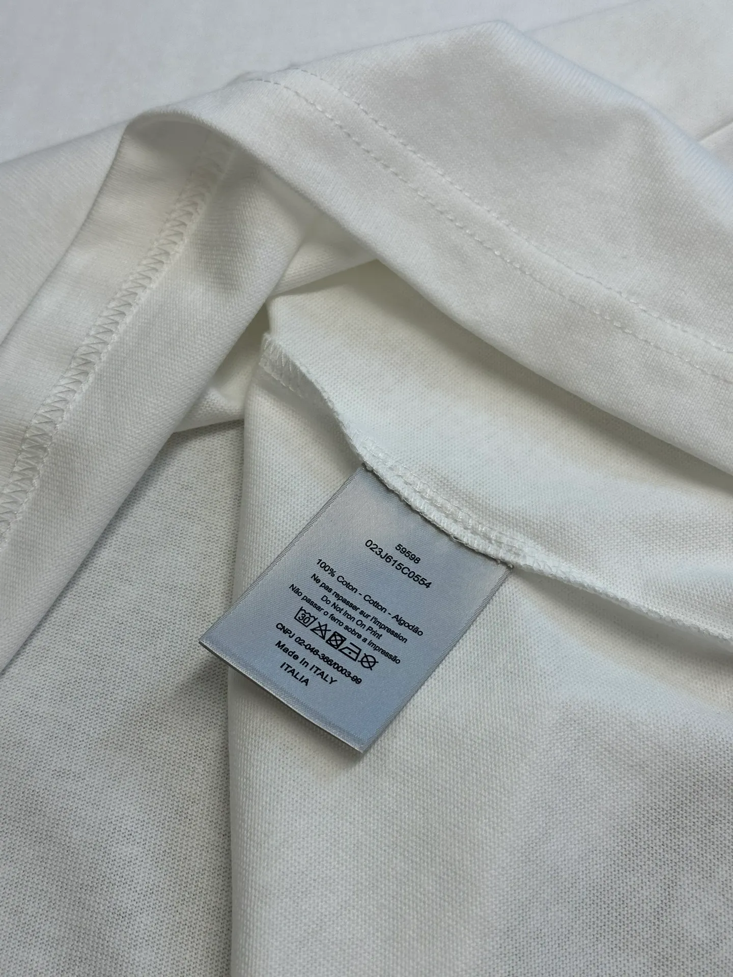 🅿️260 Dior patch letter short sleeves are made of pure cotton 12S fine cotton plain weave, weight 230g. The front is decorated with contrasting logo patches and small embroidered stamps, forming a decorative and iconic embroidery product. The logo is made of imported custom-made embroidery thread, which is dyed with lustrous mercerized embroidery thread, giving it a uniform and glossy finish. The exquisite embroidery machine combines complex embroidery needlework and fine detail processing to create a three-dimensional micro-relief embroidery effect; it is also highly durable and wear-resistant.  The standard round neck and short-sleeved version has a rounded arc neckline, which is suitable for various face shapes and body shapes; the sleeve length is moderate and ends just above the elbow, showing a smart and neat image. The slim fit can show off the wearer's body curves without sacrificing comfort. The collar, cuffs, hem and other parts are all sewn with fine double-needle stitching.  size：xs s m l
