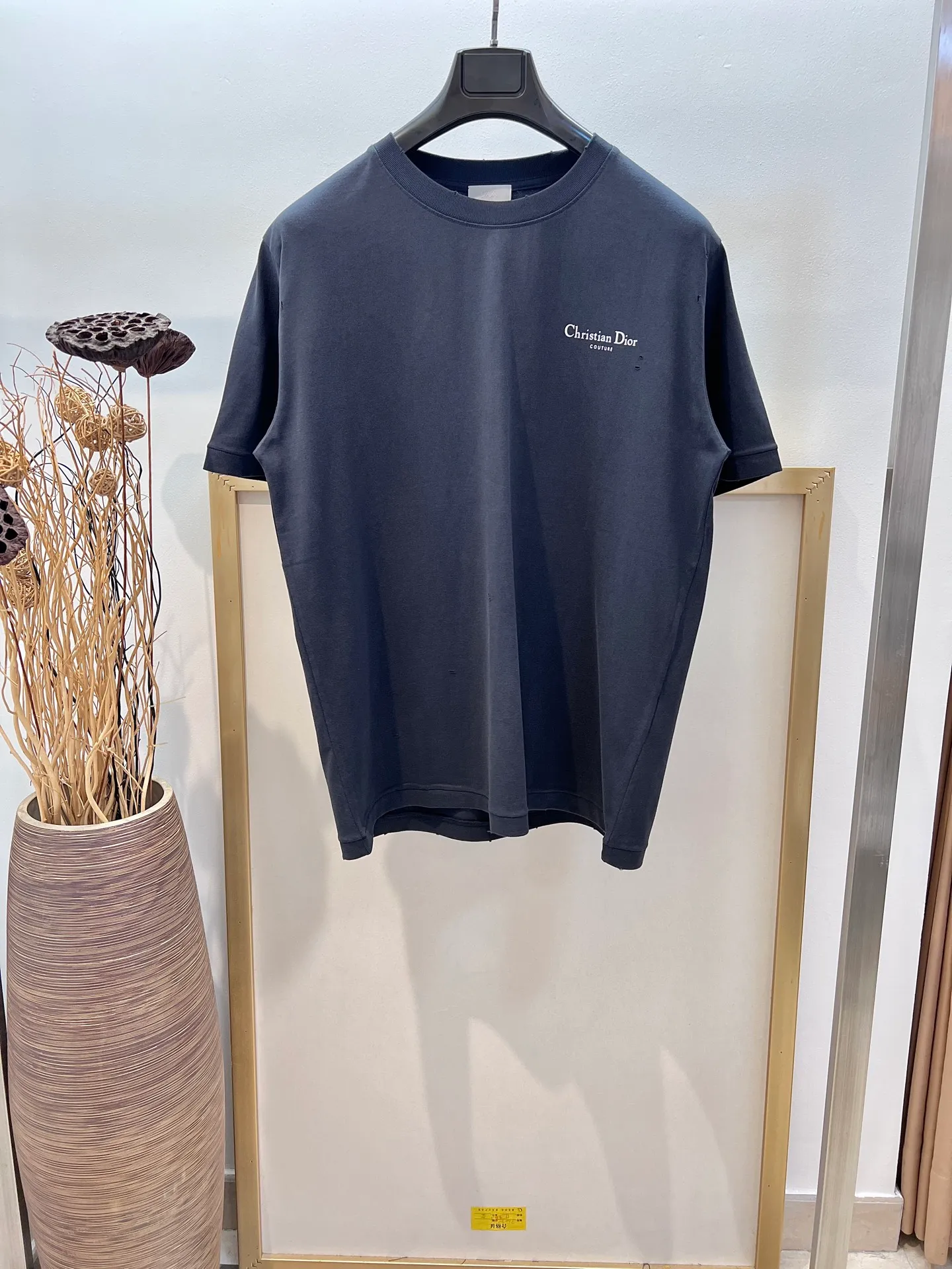 🅿️240 🌈Size: s/m/l/xl gray/white, same style for men and women AS1977364858091 Dio*Dior loose fit lily of the valley cotton washed distressed half-sleeved T-shirt. New for the Fall 2025 men's collection, this Christian Dior Couture lily of the valley printed T-shirt adds an original touch to a classic style. Crafted from black distressed-effect cotton jersey, it's printed with the Christian Dior Couture signature on the back and embellished with lily of the valley flowers, a nod to Monsieur Dior's love of flowers. The comfortable silhouette pairs easily with a variety of jeans. Highlight fashion aesthetics and create a sophisticated casual look. ⚠️Washing method: Dry clean or fast machine wash in cold water wrapped inside out laundry bag!
