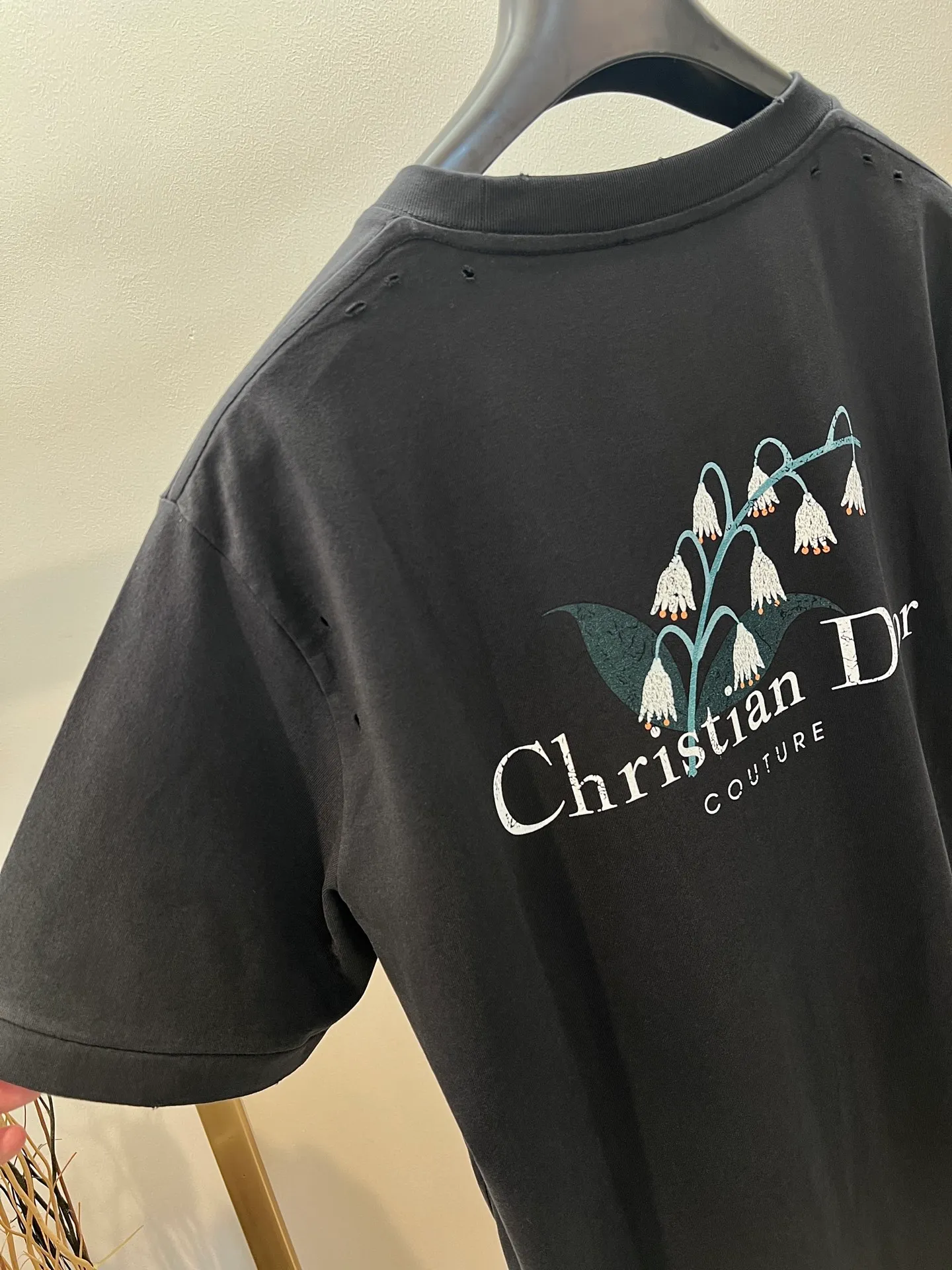 🅿️240 🌈Size: s/m/l/xl gray/white, same style for men and women AS1977364858091 Dio*Dior loose fit lily of the valley cotton washed distressed half-sleeved T-shirt. New for the Fall 2025 men's collection, this Christian Dior Couture lily of the valley printed T-shirt adds an original touch to a classic style. Crafted from black distressed-effect cotton jersey, it's printed with the Christian Dior Couture signature on the back and embellished with lily of the valley flowers, a nod to Monsieur Dior's love of flowers. The comfortable silhouette pairs easily with a variety of jeans. Highlight fashion aesthetics and create a sophisticated casual look. ⚠️Washing method: Dry clean or fast machine wash in cold water wrapped inside out laundry bag!