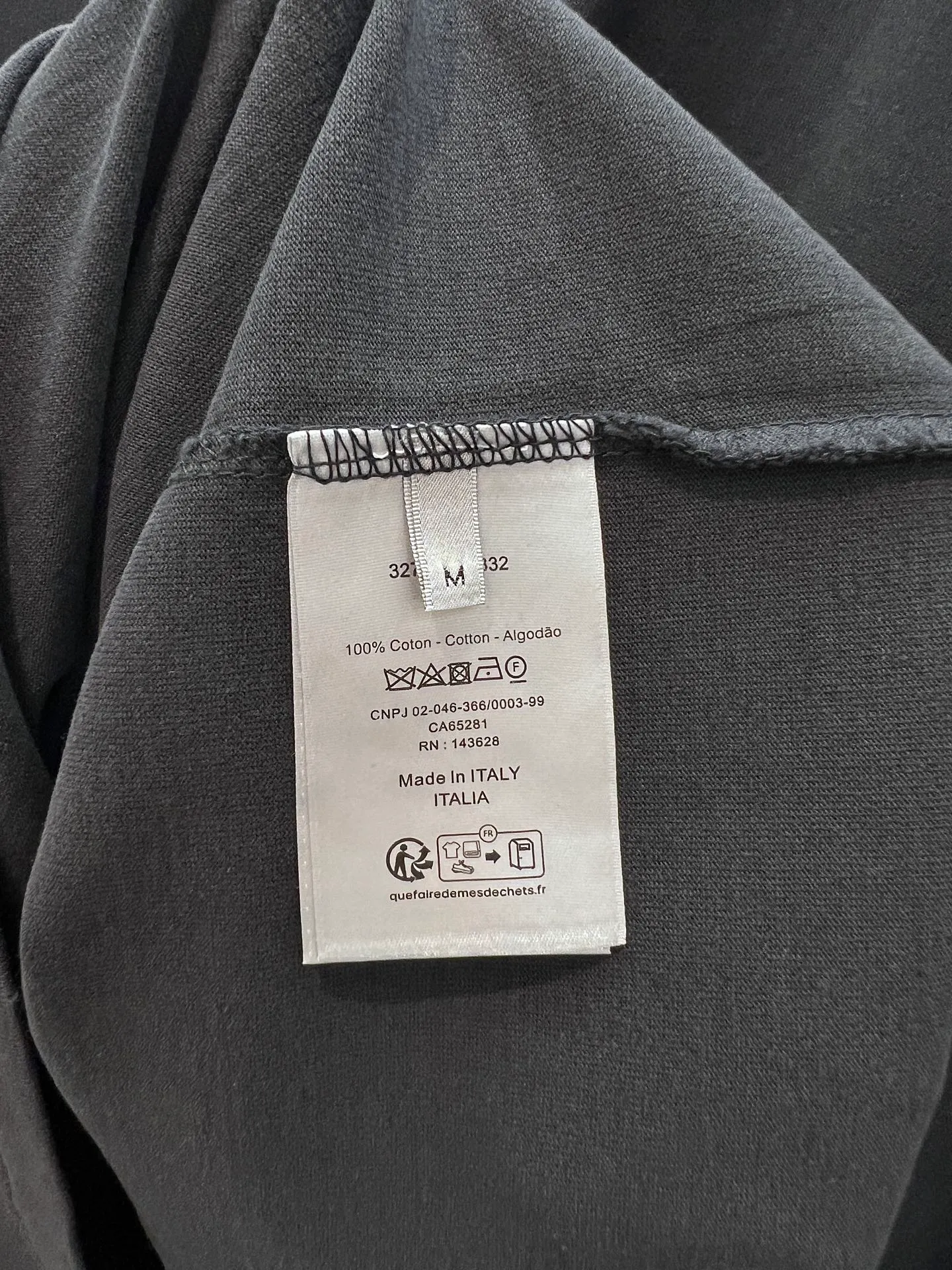 🅿️240 🌈Size: s/m/l/xl gray/white, same style for men and women AS1977364858091 Dio*Dior loose fit lily of the valley cotton washed distressed half-sleeved T-shirt. New for the Fall 2025 men's collection, this Christian Dior Couture lily of the valley printed T-shirt adds an original touch to a classic style. Crafted from black distressed-effect cotton jersey, it's printed with the Christian Dior Couture signature on the back and embellished with lily of the valley flowers, a nod to Monsieur Dior's love of flowers. The comfortable silhouette pairs easily with a variety of jeans. Highlight fashion aesthetics and create a sophisticated casual look. ⚠️Washing method: Dry clean or fast machine wash in cold water wrapped inside out laundry bag!