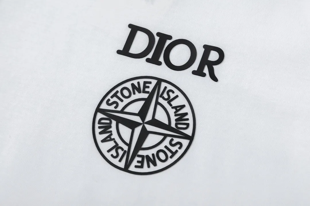 🅿️170 Dior Dior joint stone island series 2025 new three-dimensional silicone letter logo Uniform short-sleeved T-shirt for men and women ·Customized 280 grams of 100% double yarn pure cotton fabric ·Defined dyeing of 32 double-strand threads ·Laser three-dimensional convex glue technology ·Collar label, hangtag, main mark and three labels complete Color: white Size: XS S M L