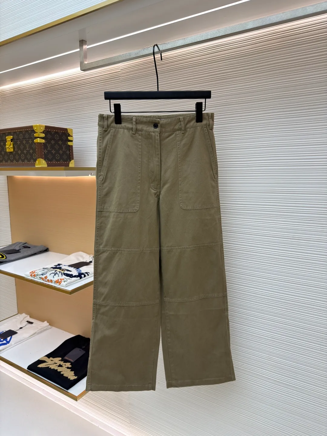 Prada zipper wide-leg twill casual pants ●Original version: Purchased and developed by 13474 ●Item number: 1681427-B00 ●Material: twill cotton fabric ●Technology: embroidery production ●Color: Khaki ●Version: Fitted version ●Weight: about 525 grams ●Size: S-M-L-XL ●Description: These casual pants are made of high-end chinos, which are stiff, wear-resistant and have a retro texture. The trousers are loose and wide-legged. The multi-piece splicing process creates a three-dimensional trousers body structure. The splicing design on the trouser legs is made by precise topstitching, making the lines clear and firm, which enhances the workwear style while enhancing the sense of hierarchy. The waistband is a classic denim-style waistband with metal buttons and zippers, which is strong and durable. The trouser legs are processed with hemming + slits to make the edges smooth and more flexible when walking. The fabric has been dyed through an environmentally friendly dyeing process. The mud gray color is uniform and has excellent color fastness. It is not easy to fade after long-term wear. The stitching from the waistband to the body of the trousers is made of high-density twill stitching, and the stitching is solid and wear-resistant. It is a fine product that combines retro workwear elements with modern wide-leg styles. The craftsmanship is solid and comfortable to wear, demonstrating Prada's control over details and quality. The overall wiring is straight and delicate, the fabric is comfortable and soft, and the color is consistent without color difference. It can be matched with the same style to create a fashionable look and control various occasions. Customized accessories, complete with three standards, same style for men and women!
