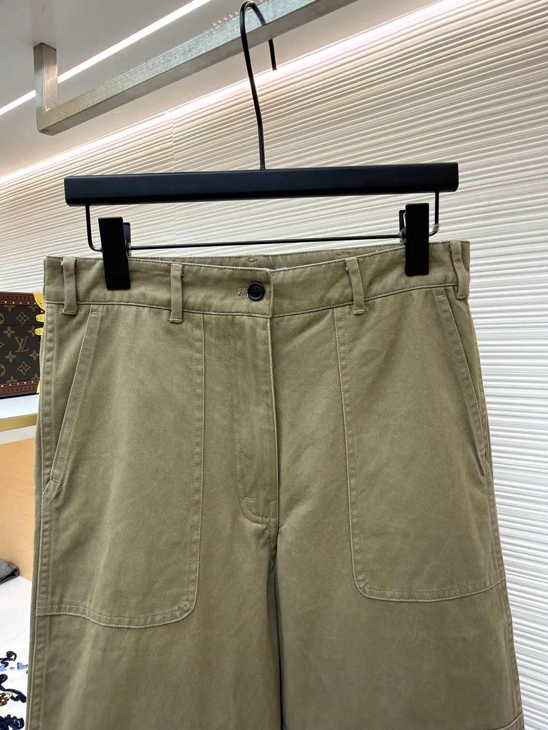Prada zipper wide-leg twill casual pants ●Original version: Purchased and developed by 13474 ●Item number: 1681427-B00 ●Material: twill cotton fabric ●Technology: embroidery production ●Color: Khaki ●Version: Fitted version ●Weight: about 525 grams ●Size: S-M-L-XL ●Description: These casual pants are made of high-end chinos, which are stiff, wear-resistant and have a retro texture. The trousers are loose and wide-legged. The multi-piece splicing process creates a three-dimensional trousers body structure. The splicing design on the trouser legs is made by precise topstitching, making the lines clear and firm, which enhances the workwear style while enhancing the sense of hierarchy. The waistband is a classic denim-style waistband with metal buttons and zippers, which is strong and durable. The trouser legs are processed with hemming + slits to make the edges smooth and more flexible when walking. The fabric has been dyed through an environmentally friendly dyeing process. The mud gray color is uniform and has excellent color fastness. It is not easy to fade after long-term wear. The stitching from the waistband to the body of the trousers is made of high-density twill stitching, and the stitching is solid and wear-resistant. It is a fine product that combines retro workwear elements with modern wide-leg styles. The craftsmanship is solid and comfortable to wear, demonstrating Prada's control over details and quality. The overall wiring is straight and delicate, the fabric is comfortable and soft, and the color is consistent without color difference. It can be matched with the same style to create a fashionable look and control various occasions. Customized accessories, complete with three standards, same style for men and women!