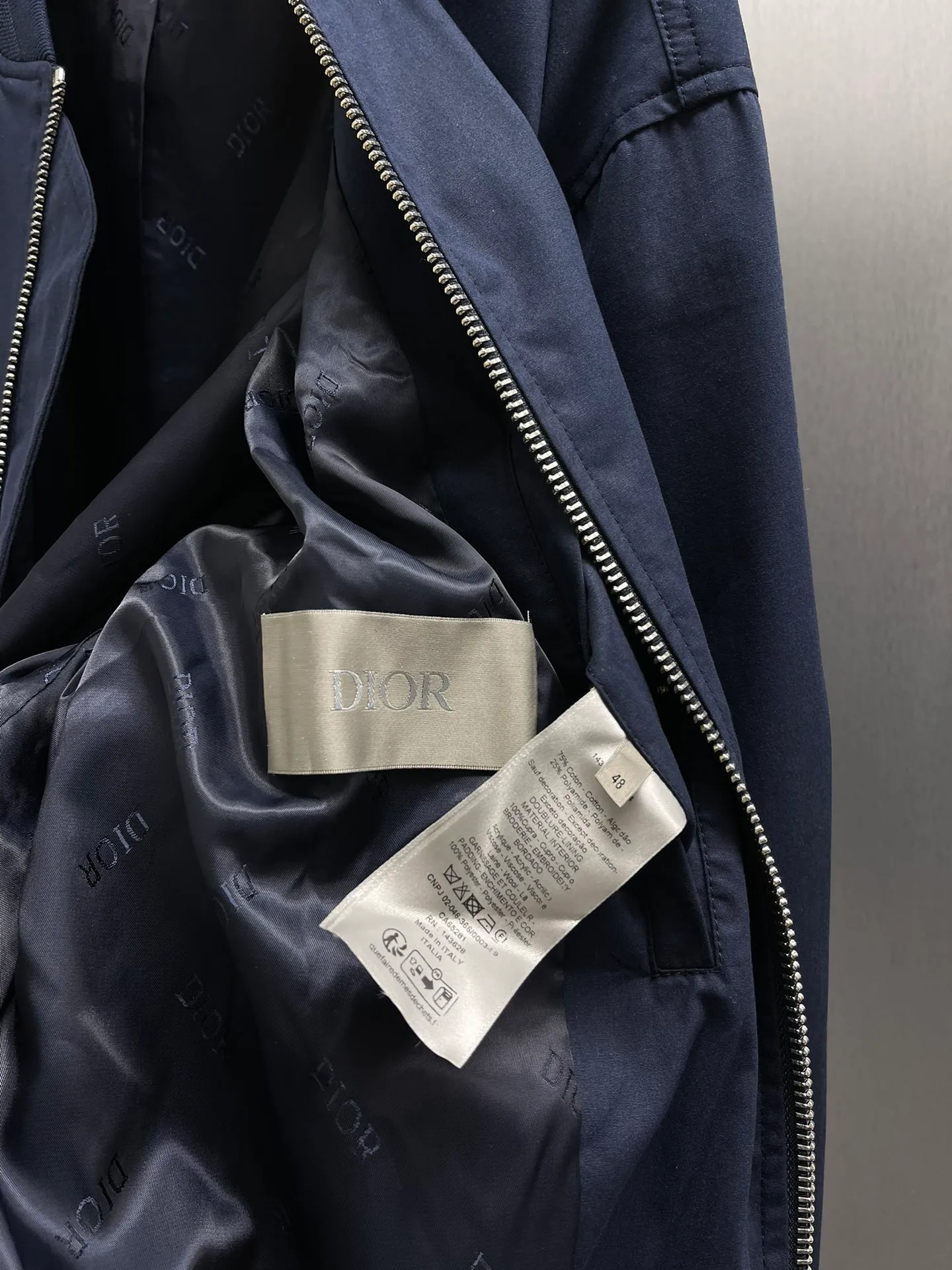 🅿️700 🧧CD Star Embroidered Bomber Jacket SIZE: S-XL This bomber jacket displays the Dior For My Real Friends logo from the DIOR AND HYLTON NEL collaboration. Crafted from navy cotton-blend in a comfortable fit with ribbed trim and welt pockets, it's embroidered with the collection's signature on the front and back. Wear it with a variety of everyday outfits.