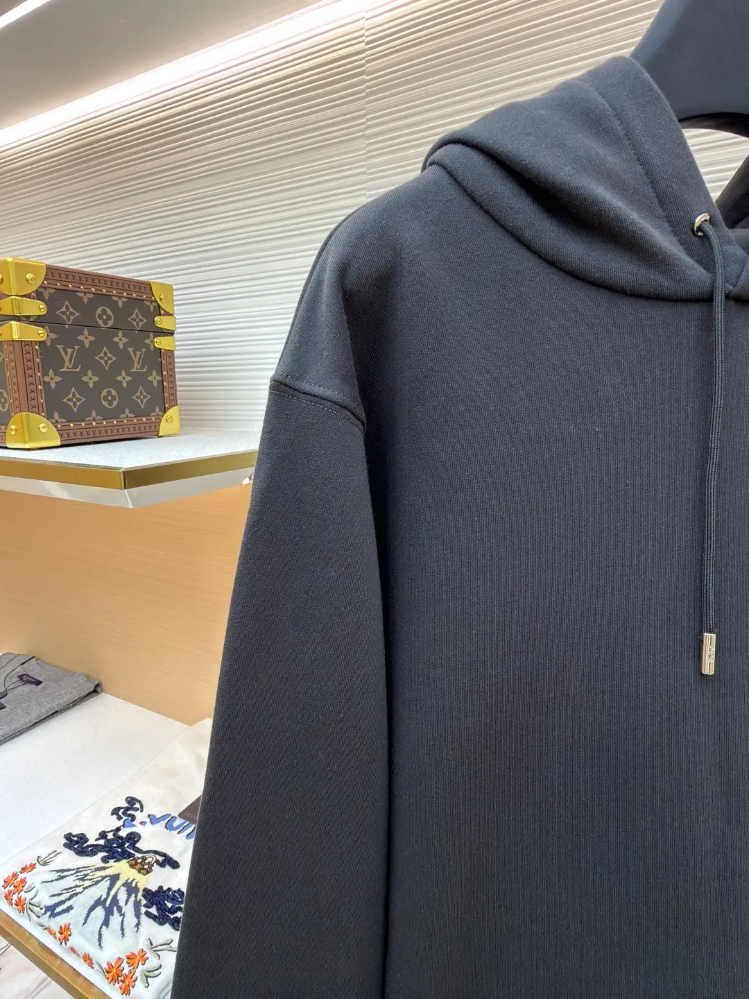 Dior woven satin badge hooded sweatshirt ●Item number: 1681708-A90 ●Material: Cotton pile terry fabric ●Technology: Ribbon letter embroidery production ●Color: gray ●Version: fitted version ●Weight: about 760 grams ●Size: XS-S-M-L ●Description: The pure cotton texture fabric is made of 26-count double yarn + 10-count bottom yarn terry fabric, with a weight of 380g/㎡; it is paired with 21-count 2x2 rib, and the composition is 95% cotton and 5% spandex. The multi-dimensional texture brought by the craftsmanship. The ribbon itself has a silky luster and smooth touch, which is in sharp and high-end contrast with the matte plush feel of the sweatshirt's suede surface. Embroidery decoration in the form of satin ribbons, which are fixed on the fabric through special processing. The texture brought by this process is usually different from the woven texture and slight luster of the main knitted fabric. It forms a delicate and accessible visual and tactile focus on the matte dark gray base, enhancing the craftsmanship, design and uniqueness of the single product. The overall wiring is straight and delicate, the fabric is comfortable and soft, and the color is consistent without color difference. It can be matched with the same style to create a fashionable look and control various occasions. Customized accessories, complete with three standards, same style for men and women!