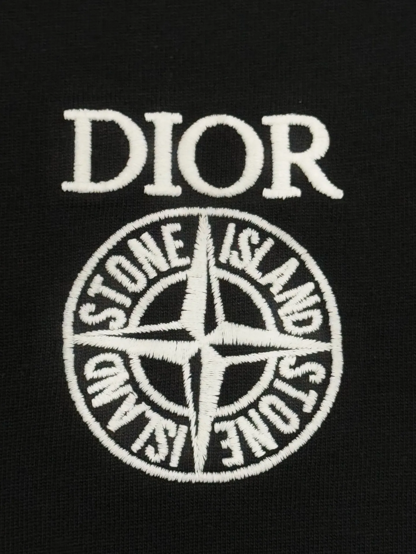🅿️190 [High quality] 25ss new exclusive limited edition Dior x stone island diorx stone island x joint 🪡 embroidery pattern As the leader in the luxury world, D House is well-deserved. The first thing that catches the eye is the two styles of loose and comfortable black and white solid colors~~ The ribbed round collar has become the best modification of its version, while D House has the upper body logo listed on the chest, and the unique letter logo patch embroidery design highlights the texture! The most traditional modification method combined with the simplest color scale contrast forms the strongest and direct contrast, and this is often the most concise and clear minimalist modification method~~A nostalgic classic atmosphere also spreads in this work inadvertently! ! It is unique and made of 280 grams of cotton material. It is unparalleled in terms of upper body comfort. It can be said to be a must-have companion in summer. Its excellent breathability and comfortable wearing feel are unparalleled~ Recommended! ! Color: Black White Size: s-xL