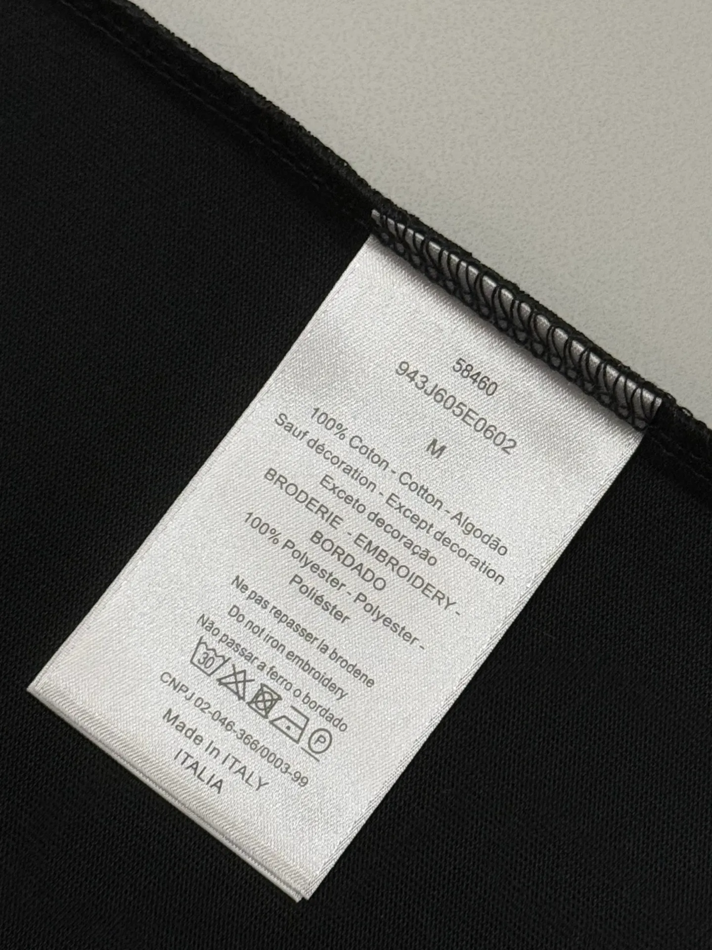 🅿️190 [High quality] 25ss new exclusive limited edition Dior x stone island diorx stone island x joint 🪡 embroidery pattern As the leader in the luxury world, D House is well-deserved. The first thing that catches the eye is the two styles of loose and comfortable black and white solid colors~~ The ribbed round collar has become the best modification of its version, while D House has the upper body logo listed on the chest, and the unique letter logo patch embroidery design highlights the texture! The most traditional modification method combined with the simplest color scale contrast forms the strongest and direct contrast, and this is often the most concise and clear minimalist modification method~~A nostalgic classic atmosphere also spreads in this work inadvertently! ! It is unique and made of 280 grams of cotton material. It is unparalleled in terms of upper body comfort. It can be said to be a must-have companion in summer. Its excellent breathability and comfortable wearing feel are unparalleled~ Recommended! ! Color: Black White Size: s-xL