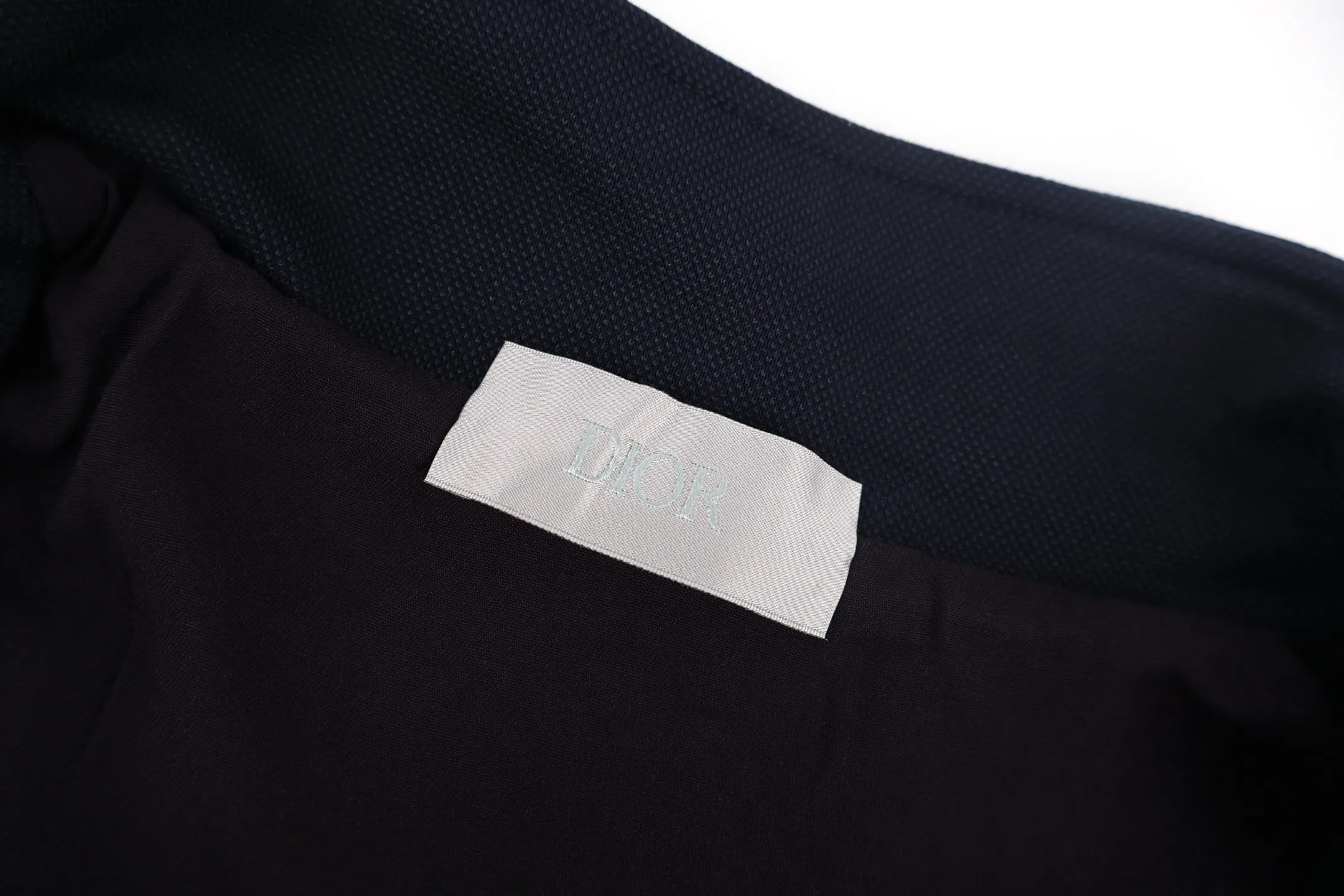 🅿️600 CD Jacquard Web Zipper Stand Collar Jacket. Originally purchased for 23,500. It is made of cotton and technical yarn blend to bring a delicate texture. The sleeves are decorated with Oblique Cotton plain knitted jacquard webbing details, jacquard processing, showing a concave and convex three-dimensional texture, stand-up collar design, windproof and cold protection, placket with high-quality European lettering alloy two-way zipper closure, elastic elastic cuffs hem design, three-label accessories are complete. This sports jacket has been reinterpreted and can be paired with a series of trousers. It can be worn for both daily travel and leisure time, and can be easily worn by both men and women.