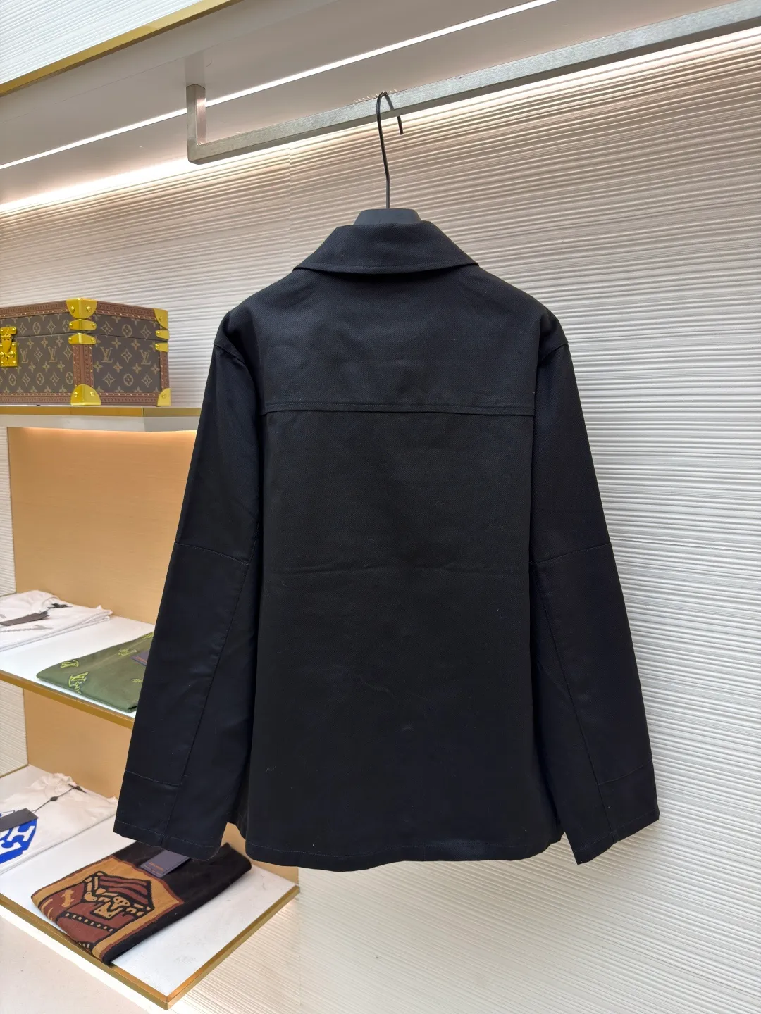 PRADA cotton work style jacket ●Original version: Purchased and developed by 14803 ●Item number: 1680864-B90 ●Fabric: nylon fabric ●Technology: Made on positioning cutting machine ●Version: fitted version ●Weight: about 760 grams ●Size: S-M-L-XL ●Description: The fabric is constructed with 45° diagonal warp and weft interweaving, and the closely arranged cotton yarns form a natural three-dimensional texture, giving it a practical base that is anti-wrinkle and wear-resistant. At the same time, the matte texture echoes the rough aesthetics of workwear style. It retains the natural skin-friendliness and sweat-absorbing ability of cotton fiber, while taking into account warmth and breathability. Utilizing the natural stiffness of the fabric, double-layer cotton yarn is used to reinforce the shoulder seams to create a sculptural wide shoulder silhouette and avoid softness and deformation. Invisible thread strips are embedded in the cuffs to ensure freedom of movement. Through low-temperature pressing and the natural hardness of twill fabric, a 30-degree stiffening angle is created to make the neckline fit the curve of the neck and improve wearing comfort. Abandoning the traditional lining, the stiffness of the fabric itself is used to shape the silhouette, reducing redundant layers while improving breathability. Hidden button closure and straight bottom hem design enhance the tough temperament and balance the loose fit, avoiding a bloated look. Symmetrical flap patch pockets enhance practicality, and the three-dimensional silhouette adds a sense of hierarchy. Tight stitching at the edges makes the bag sturdy while adding beauty. The overall wiring is straight and delicate, the fabric is comfortable and soft, and the color is consistent without color difference. It can be matched with the same style to create a fashionable look and control various occasions. Customized accessories, complete with three standards, same style for men and women!