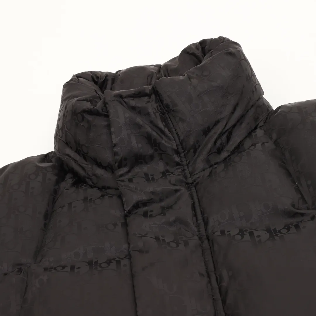 🅿️1300 Dior Dior 23ss new stand collar all-over printed presbyopic down jacket Fabric Technology Technology Oblique jacquard down jacket counter price: 42000 Description This black down jacket is carefully made of technical fabrics and decorated with tonal Oblique print, paying tribute to Dior’s heritage. Casual yet elegant, it features a two-way zip closure and 'DIOR' logo patches on the sleeves. Decorated with Oblique print throughout. Black "DIOR" logo patch on the left sleeve. Stand-up collar. Two-way zipper closure. Equipped with "DIOR" logo zipper pull. Side diagonal pockets. Drawstring. Elastic hem. 100% polyamide. Fully branded and completely authentic. Suitable for both men and women. Sizes: 44-52