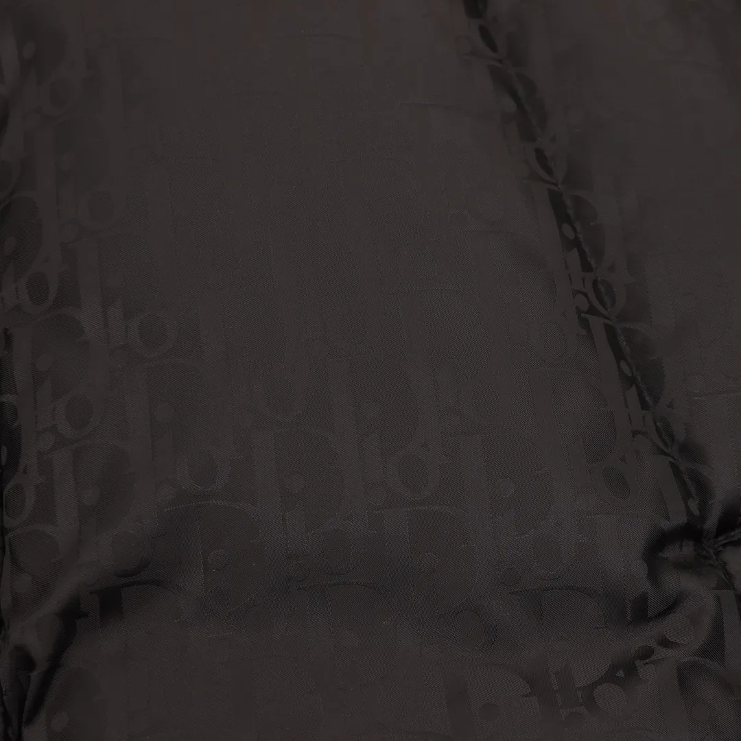 🅿️1300 Dior Dior 23ss new stand collar all-over printed presbyopic down jacket Fabric Technology Technology Oblique jacquard down jacket counter price: 42000 Description This black down jacket is carefully made of technical fabrics and decorated with tonal Oblique print, paying tribute to Dior’s heritage. Casual yet elegant, it features a two-way zip closure and 'DIOR' logo patches on the sleeves. Decorated with Oblique print throughout. Black "DIOR" logo patch on the left sleeve. Stand-up collar. Two-way zipper closure. Equipped with "DIOR" logo zipper pull. Side diagonal pockets. Drawstring. Elastic hem. 100% polyamide. Fully branded and completely authentic. Suitable for both men and women. Sizes: 44-52