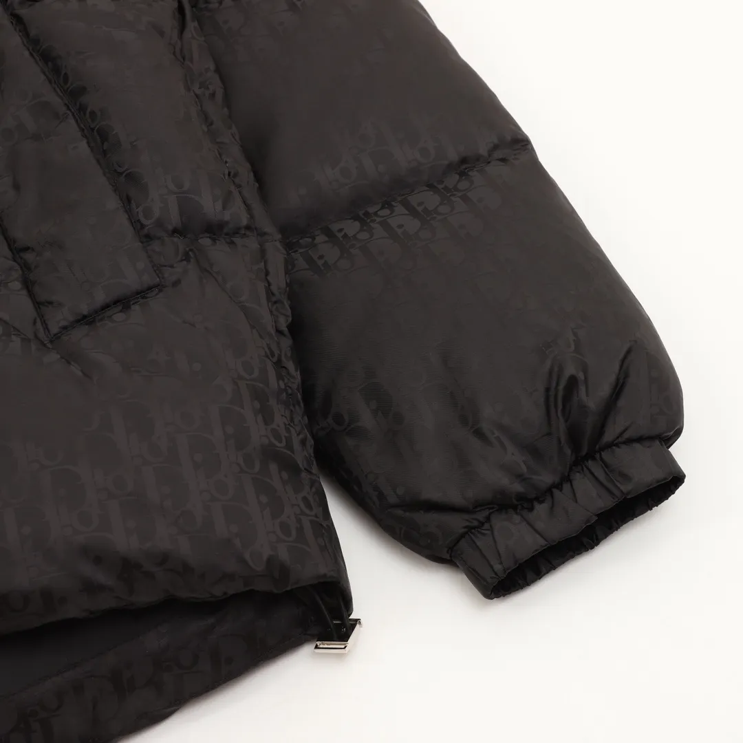 🅿️1300 Dior Dior 23ss new stand collar all-over printed presbyopic down jacket Fabric Technology Technology Oblique jacquard down jacket counter price: 42000 Description This black down jacket is carefully made of technical fabrics and decorated with tonal Oblique print, paying tribute to Dior’s heritage. Casual yet elegant, it features a two-way zip closure and 'DIOR' logo patches on the sleeves. Decorated with Oblique print throughout. Black "DIOR" logo patch on the left sleeve. Stand-up collar. Two-way zipper closure. Equipped with "DIOR" logo zipper pull. Side diagonal pockets. Drawstring. Elastic hem. 100% polyamide. Fully branded and completely authentic. Suitable for both men and women. Sizes: 44-52