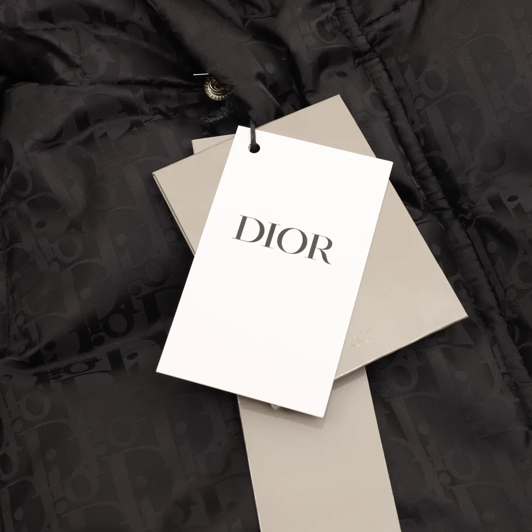 🅿️1300 Dior Dior 23ss new stand collar all-over printed presbyopic down jacket Fabric Technology Technology Oblique jacquard down jacket counter price: 42000 Description This black down jacket is carefully made of technical fabrics and decorated with tonal Oblique print, paying tribute to Dior’s heritage. Casual yet elegant, it features a two-way zip closure and 'DIOR' logo patches on the sleeves. Decorated with Oblique print throughout. Black "DIOR" logo patch on the left sleeve. Stand-up collar. Two-way zipper closure. Equipped with "DIOR" logo zipper pull. Side diagonal pockets. Drawstring. Elastic hem. 100% polyamide. Fully branded and completely authentic. Suitable for both men and women. Sizes: 44-52