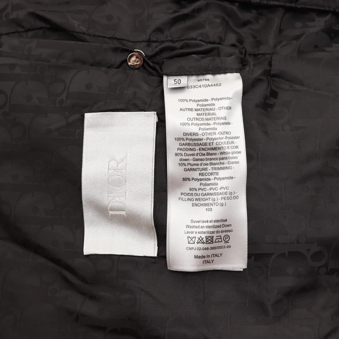 🅿️1300 Dior Dior 23ss new stand collar all-over printed presbyopic down jacket Fabric Technology Technology Oblique jacquard down jacket counter price: 42000 Description This black down jacket is carefully made of technical fabrics and decorated with tonal Oblique print, paying tribute to Dior’s heritage. Casual yet elegant, it features a two-way zip closure and 'DIOR' logo patches on the sleeves. Decorated with Oblique print throughout. Black "DIOR" logo patch on the left sleeve. Stand-up collar. Two-way zipper closure. Equipped with "DIOR" logo zipper pull. Side diagonal pockets. Drawstring. Elastic hem. 100% polyamide. Fully branded and completely authentic. Suitable for both men and women. Sizes: 44-52