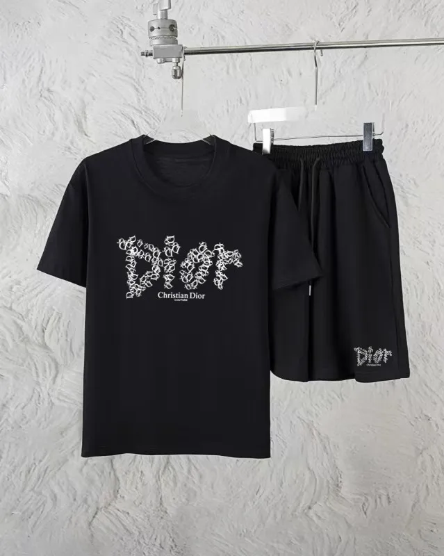 🅿️300 Dior Exclusively provides new trendy men’s fashionable round neck short-sleeved shorts suits, trendy and fashionable casual short-sleeved suits! It has high breathability and comfort, impeccable details, and brand element design concept, reflecting high quality. It presents a casual cut and the upper body shape is great! Material: 250g Xinjiang long-staple cotton short sleeves + 360g pure cotton terry shorts Size: S M L Due to manual measurement, there is a deviation of about 1-3CM in size.