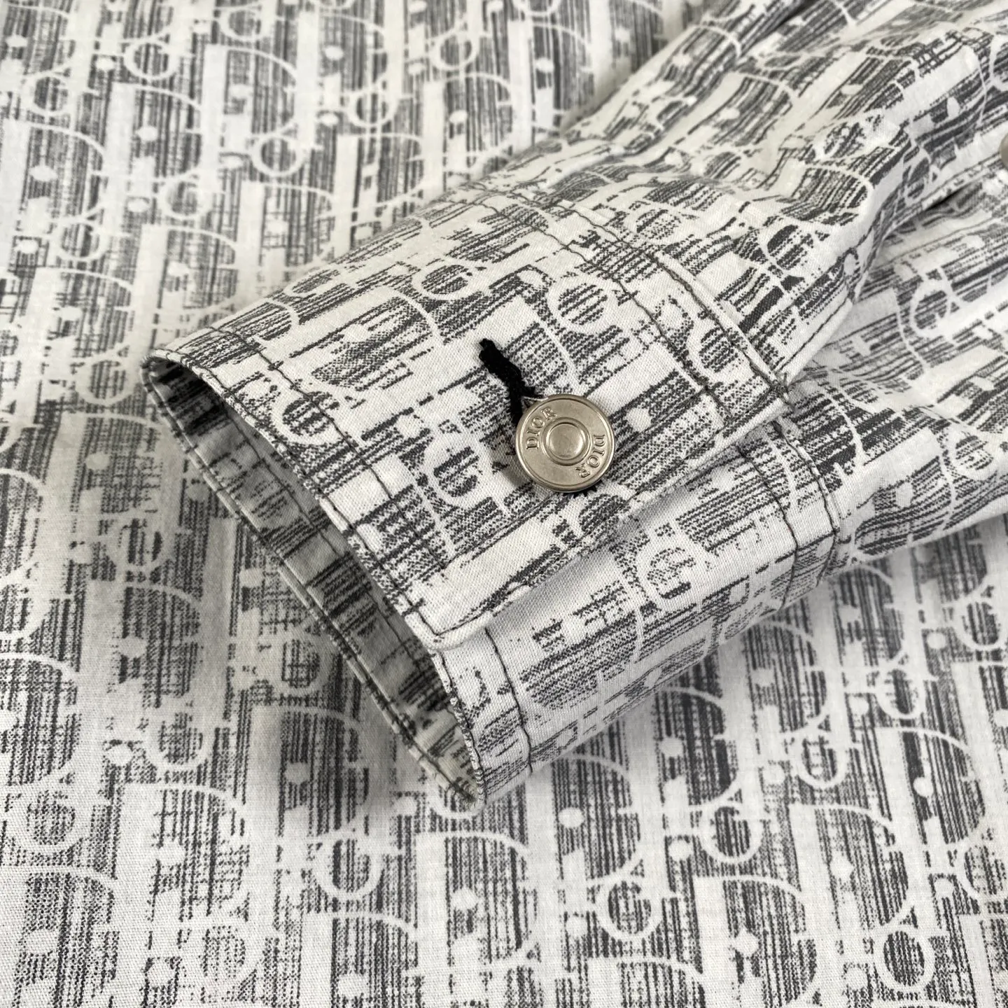 🅿️260 high version Dior/Dior limited edition full-print horseshoe print jacquard casual shirt jacket - purchased from the original mold and made with a full set of customized accessories, details determine success or failure.  - Size: M L The entire logo is very smooth and simple. The D letter is perfectly coordinated with every detail in the design. Use the letter D perfectly. The design of all luxury goods is very demanding in the pursuit of details. The combination of the letter D and O in the Dior logo design is a very interesting example. The echo of a semicircle and an ellipse forms a perfect arc - Dior (full name: Christian Dior) is a multinational luxury brand originating from France, synonymous with dazzling haute couture. It was founded in 1946 by French fashion designer Christian Dior and is headquartered in Paris. Mainly engaged in high-end consumer goods such as fashion, jewelry, perfume, cosmetics, children's clothing - Customized all-over printed jacquard fabrics - Customized engraved LOGO buttons - Customized Dior