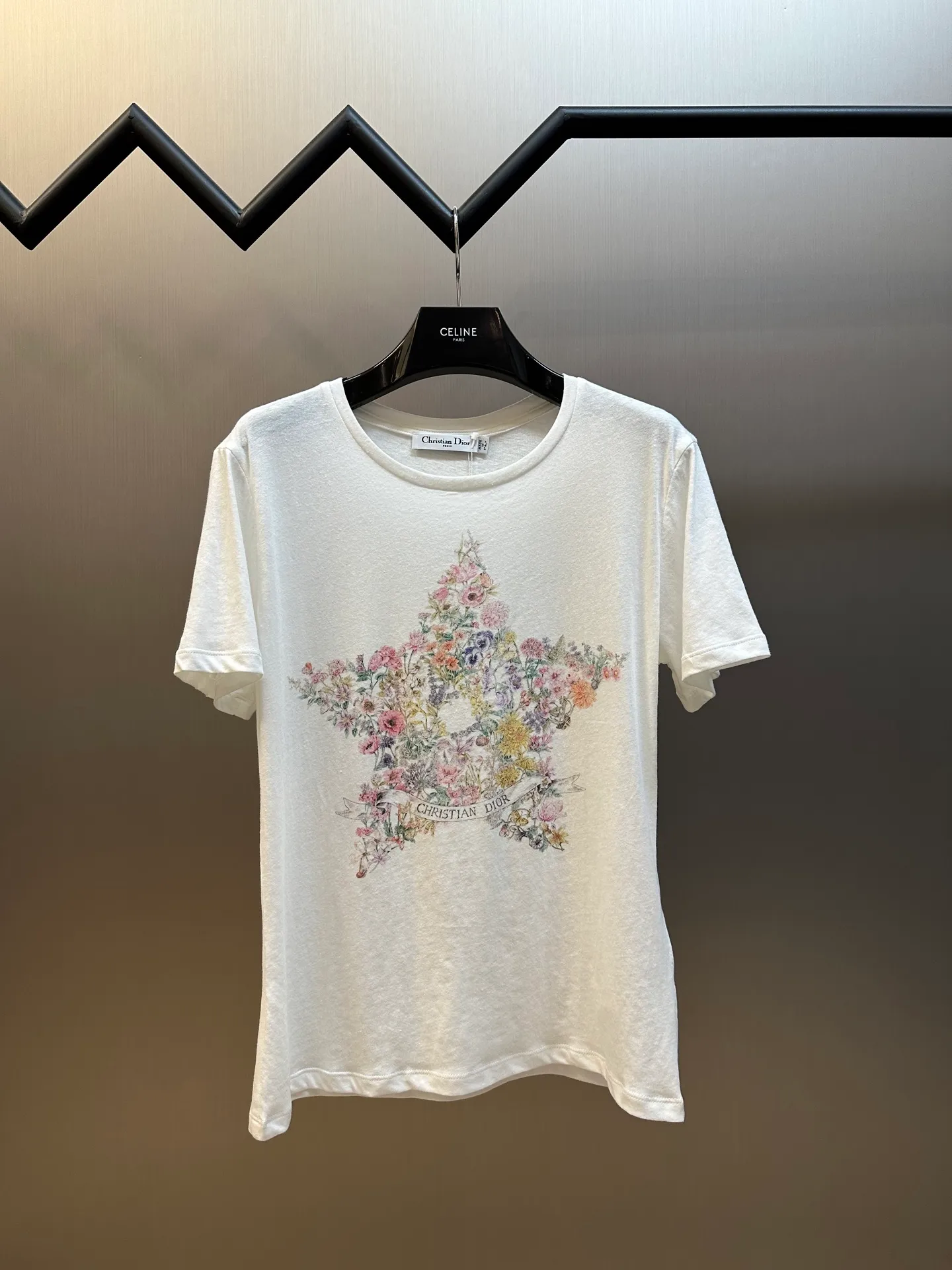 🅿️280 Dior Pentagram Flower Print Short Sleeve This T-shirt is decorated with multi-color Dior Astral Flowers pattern, using seasonal flowers to interpret the 12 constellation patterns, telling a unique story. Crafted from white cotton jersey in a regular fit and round neck. Pair with other Dior Astral Flowers pattern pieces for a sophisticated look.  size：s m l