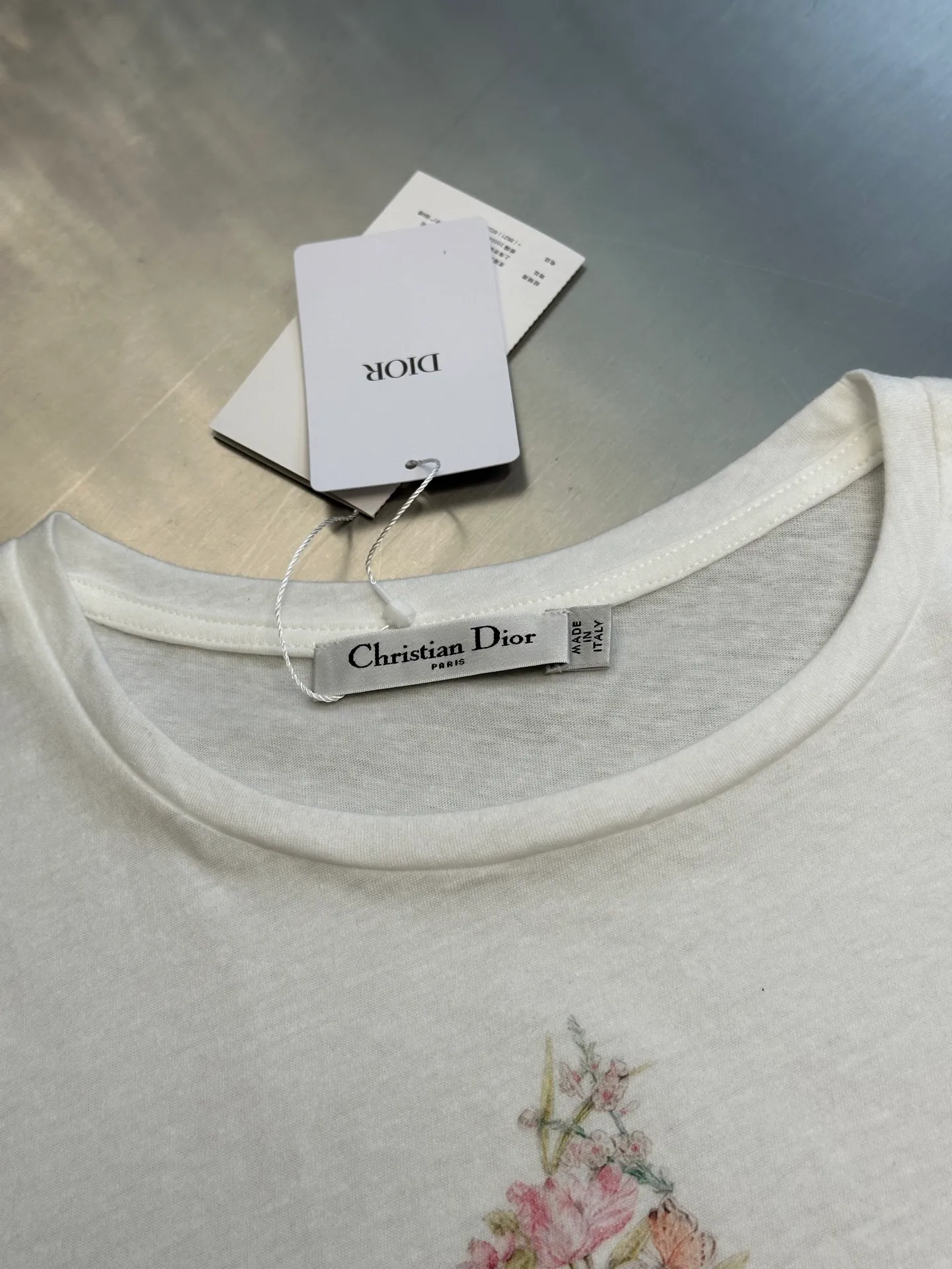 🅿️280 Dior Pentagram Flower Print Short Sleeve This T-shirt is decorated with multi-color Dior Astral Flowers pattern, using seasonal flowers to interpret the 12 constellation patterns, telling a unique story. Crafted from white cotton jersey in a regular fit and round neck. Pair with other Dior Astral Flowers pattern pieces for a sophisticated look.  size：s m l