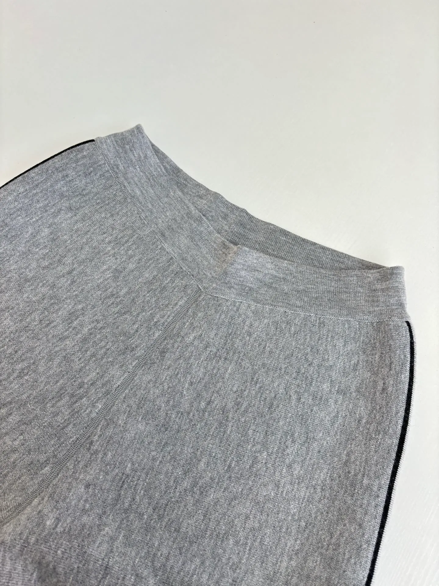 🅿️540 Dio*/Dior 25Fw presbyopic monogram double-sided knitted trousers. Customized cashmere wool knitted material. High-quality texture. Lapel zipper cardigan tailoring. Easy to put on and take off, windproof and cold-proof. The overall shape is advanced and stiff. Double-sided wear design concept. One side of the whole body is set with a casual tone through linear jacquard. One side of the dark horizontal bar runs through the chest to highlight the design highlights. Size: S/M/L