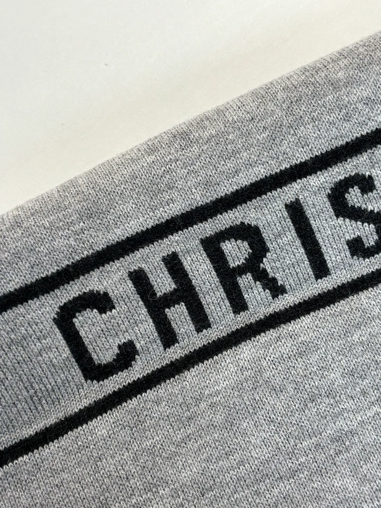 🅿️540 Dio*/Dior 25Fw presbyopic monogram double-sided knitted trousers. Customized cashmere wool knitted material. High-quality texture. Lapel zipper cardigan tailoring. Easy to put on and take off, windproof and cold-proof. The overall shape is advanced and stiff. Double-sided wear design concept. One side of the whole body is set with a casual tone through linear jacquard. One side of the dark horizontal bar runs through the chest to highlight the design highlights. Size: S/M/L