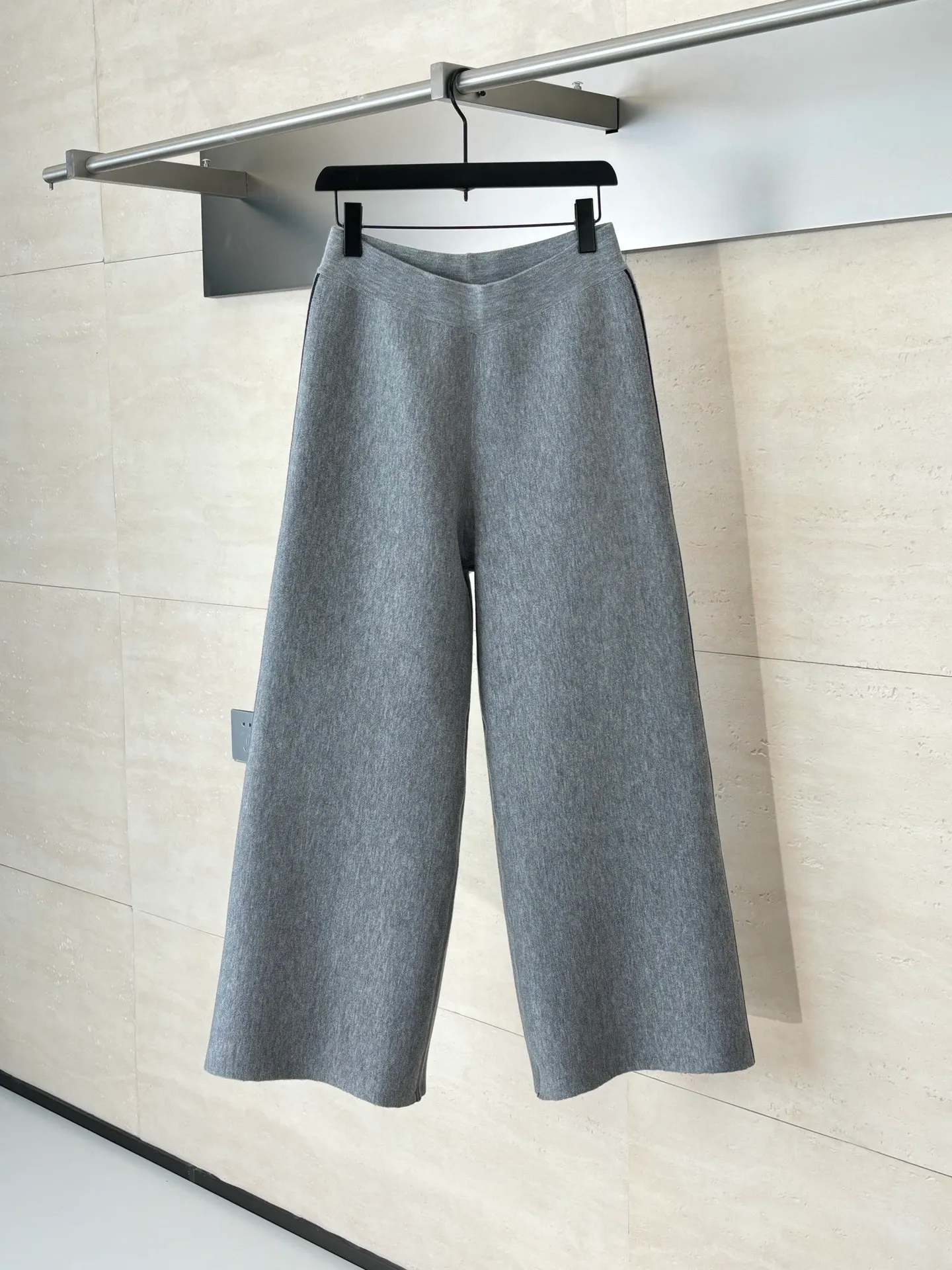 🅿️540 Dio*/Dior 25Fw presbyopic monogram double-sided knitted trousers. Customized cashmere wool knitted material. High-quality texture. Lapel zipper cardigan tailoring. Easy to put on and take off, windproof and cold-proof. The overall shape is advanced and stiff. Double-sided wear design concept. One side of the whole body is set with a casual tone through linear jacquard. One side of the dark horizontal bar runs through the chest to highlight the design highlights. Size: S/M/L