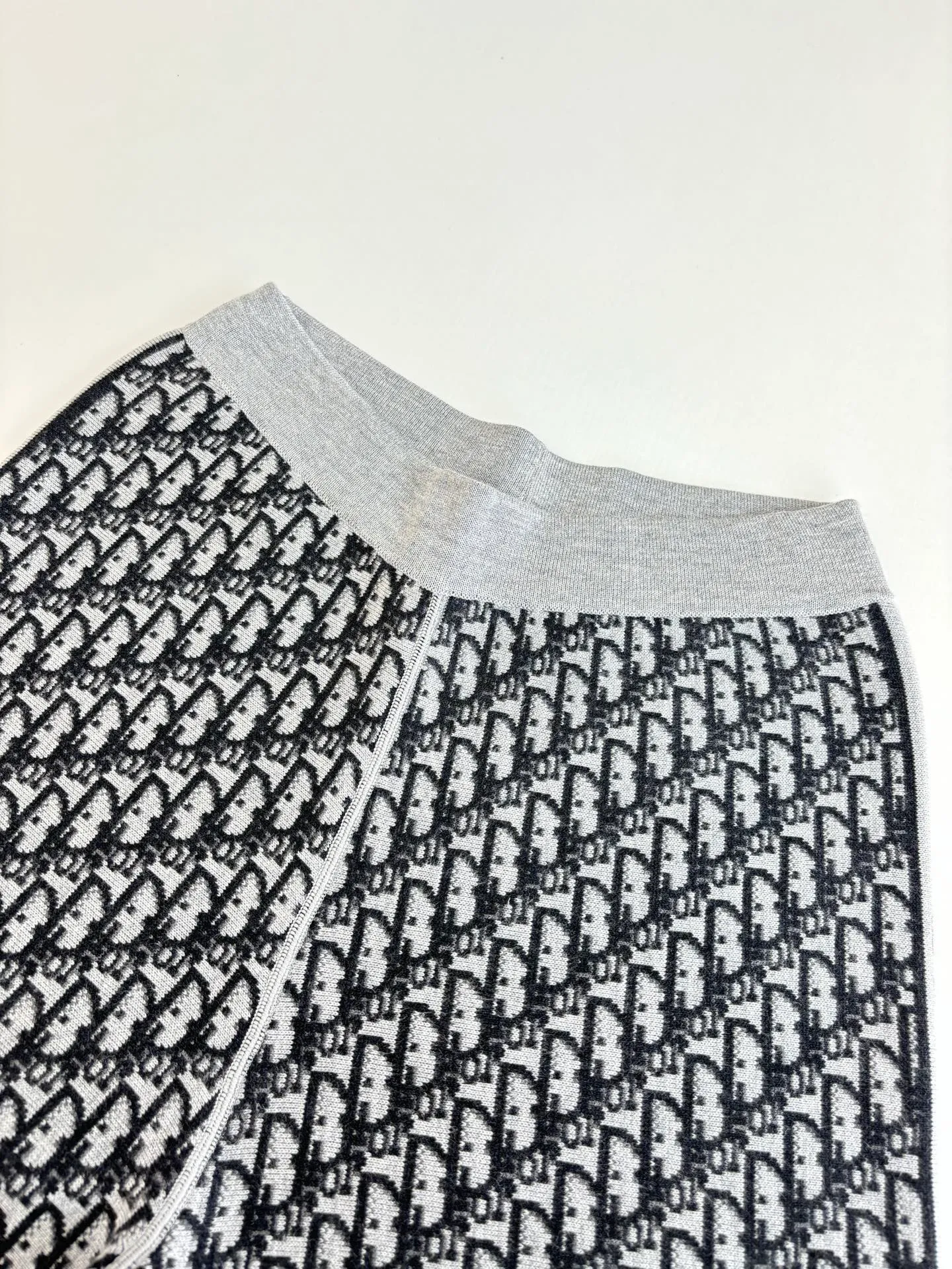 🅿️540 Dio*/Dior 25Fw presbyopic monogram double-sided knitted trousers. Customized cashmere wool knitted material. High-quality texture. Lapel zipper cardigan tailoring. Easy to put on and take off, windproof and cold-proof. The overall shape is advanced and stiff. Double-sided wear design concept. One side of the whole body is set with a casual tone through linear jacquard. One side of the dark horizontal bar runs through the chest to highlight the design highlights. Size: S/M/L