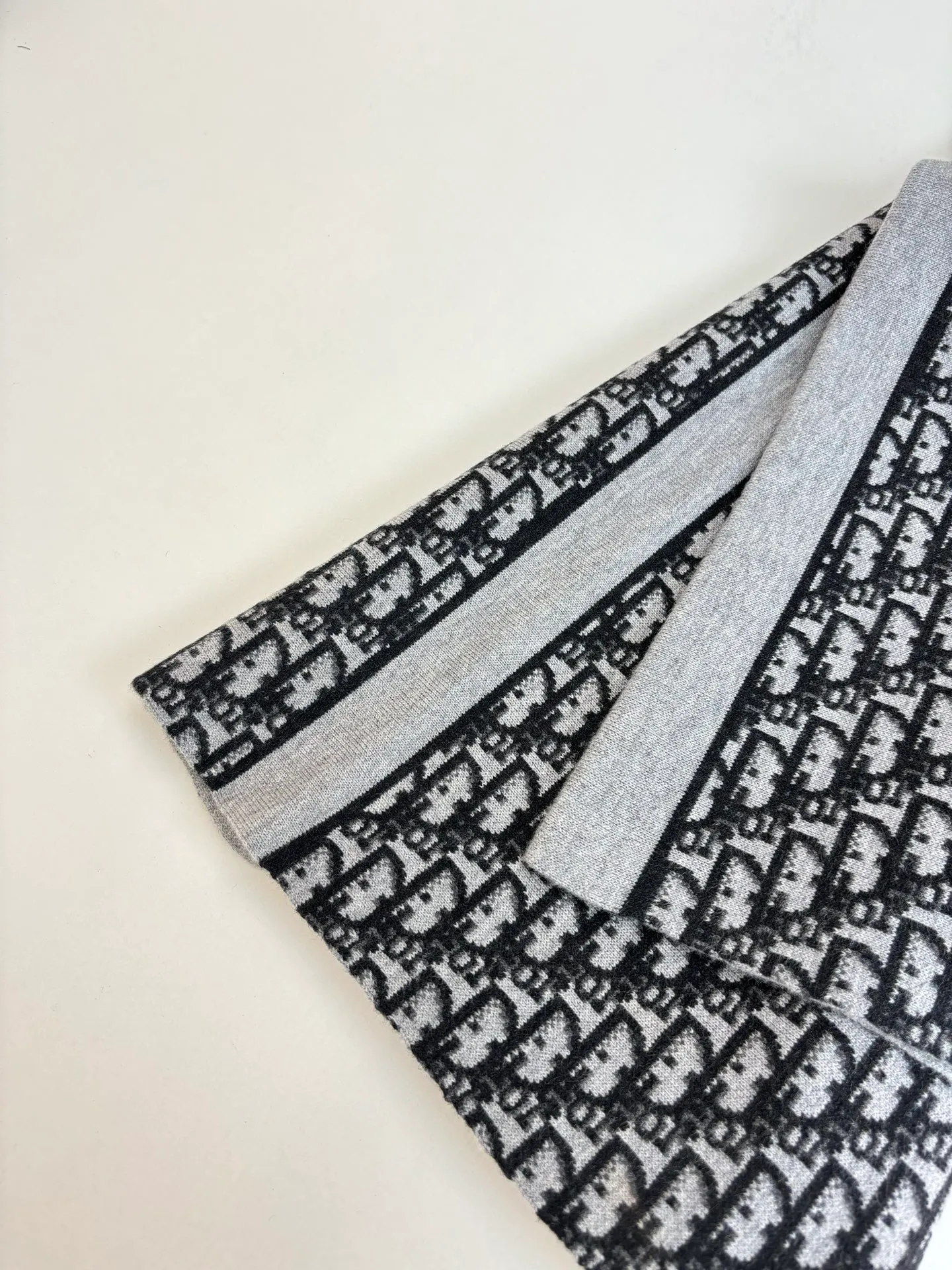 🅿️540 Dio*/Dior 25Fw presbyopic monogram double-sided knitted trousers. Customized cashmere wool knitted material. High-quality texture. Lapel zipper cardigan tailoring. Easy to put on and take off, windproof and cold-proof. The overall shape is advanced and stiff. Double-sided wear design concept. One side of the whole body is set with a casual tone through linear jacquard. One side of the dark horizontal bar runs through the chest to highlight the design highlights. Size: S/M/L