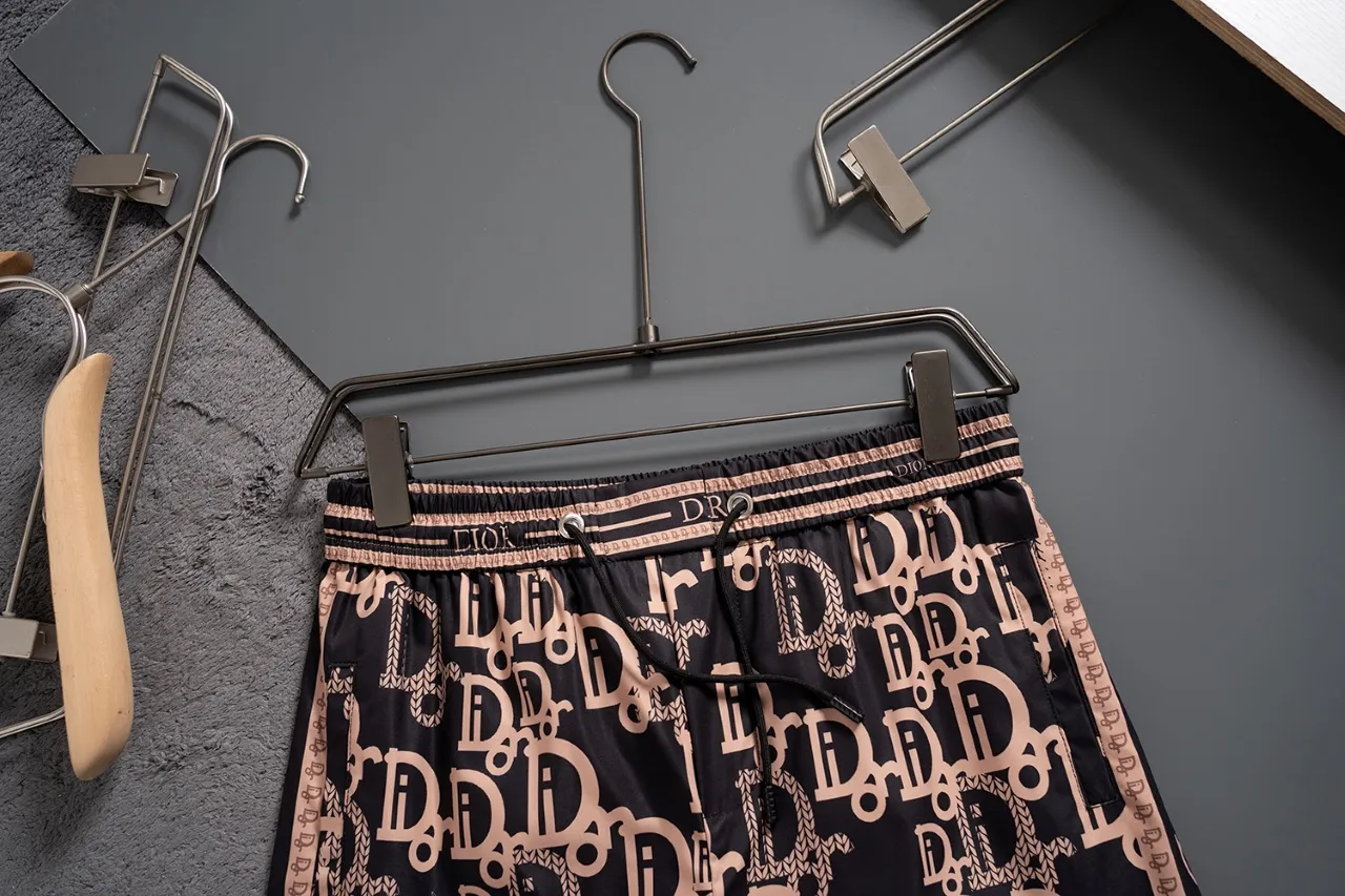 🅿️130 #V2439 [Replenishment all year round] Dior's new classic casual beach shorts, classic plaid quick-drying three-quarter pants, the same style for men and women, the fabric is made of polyester fiber, which is stain-resistant and wrinkle-resistant, the most suitable material for going out in summer! It is guaranteed to be cool and comfortable enough at the same time. It is super stylish when you wear it casually. You can clearly see the texture when you look at the photos. It is not the general market material that can seduce a person who wants to go on vacation in a minute. It has pockets on both sides and a drawstring at the waist. It is a very practical design. The workmanship, details and fit are impeccable. It can be worn as casual pants or beach pants. It is a must-have for beach vacations, home leisure, gym equipment, morning running and night running. It is practical and functional. Color: White Black Size: M-XXXL