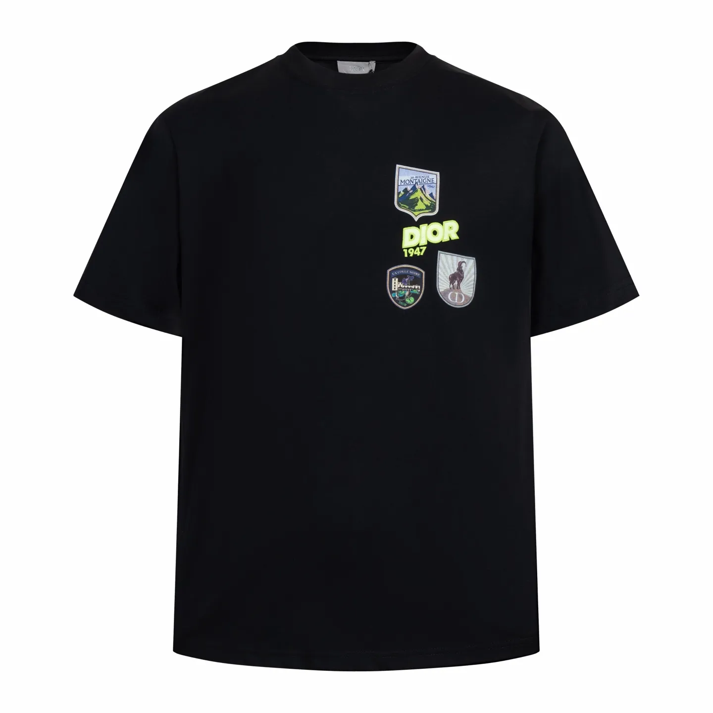 🅿️280 CD Mountain Alpine Shield Print Short Sleeve (Black) The fabric is made of 24S 185g special woven compact cotton fabric, and the rib is made of 32S 300g double yarn rib. This Mountain T-shirt is a new product of the 2026 spring men's wear series. It is decorated with multi-color patches to show the mountain spirit and the classic logo of high-end style inspired by archives. Crafted from white cotton jersey, it features a crew neck for a refined look. The fabric is made of 24S special-spun compact cotton as a plain knitted base. The high-count compact spinning process ensures that the fabric has an extremely delicate skin feel and excellent anti-pilling durability. The neckline is equipped with 32S 1x1 high-density ribbing, which provides long-lasting rebound with its tight structure and protects the collar shape. The decorative multi-color embroidery patch adopts appliqué technique. Three-dimensional lines and fluorescent details are first embroidered with high-density stitches on independent fabrics, and then accurately covered on the chest, forming a strong visual hierarchy and tactile contrast. The alpine element pattern uses digital white ink direct injection technology, with saturated colors and sharp edges, which together with the embroidery patch create a rich texture. Size:XS-S-M-L