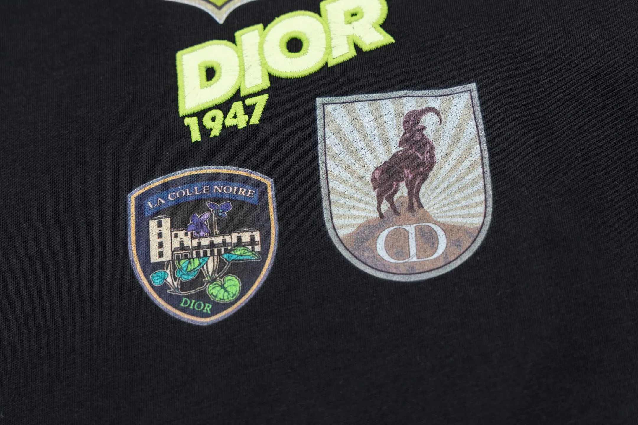 🅿️280 CD Mountain Alpine Shield Print Short Sleeve (Black) The fabric is made of 24S 185g special woven compact cotton fabric, and the rib is made of 32S 300g double yarn rib. This Mountain T-shirt is a new product of the 2026 spring men's wear series. It is decorated with multi-color patches to show the mountain spirit and the classic logo of high-end style inspired by archives. Crafted from white cotton jersey, it features a crew neck for a refined look. The fabric is made of 24S special-spun compact cotton as a plain knitted base. The high-count compact spinning process ensures that the fabric has an extremely delicate skin feel and excellent anti-pilling durability. The neckline is equipped with 32S 1x1 high-density ribbing, which provides long-lasting rebound with its tight structure and protects the collar shape. The decorative multi-color embroidery patch adopts appliqué technique. Three-dimensional lines and fluorescent details are first embroidered with high-density stitches on independent fabrics, and then accurately covered on the chest, forming a strong visual hierarchy and tactile contrast. The alpine element pattern uses digital white ink direct injection technology, with saturated colors and sharp edges, which together with the embroidery patch create a rich texture. Size:XS-S-M-L