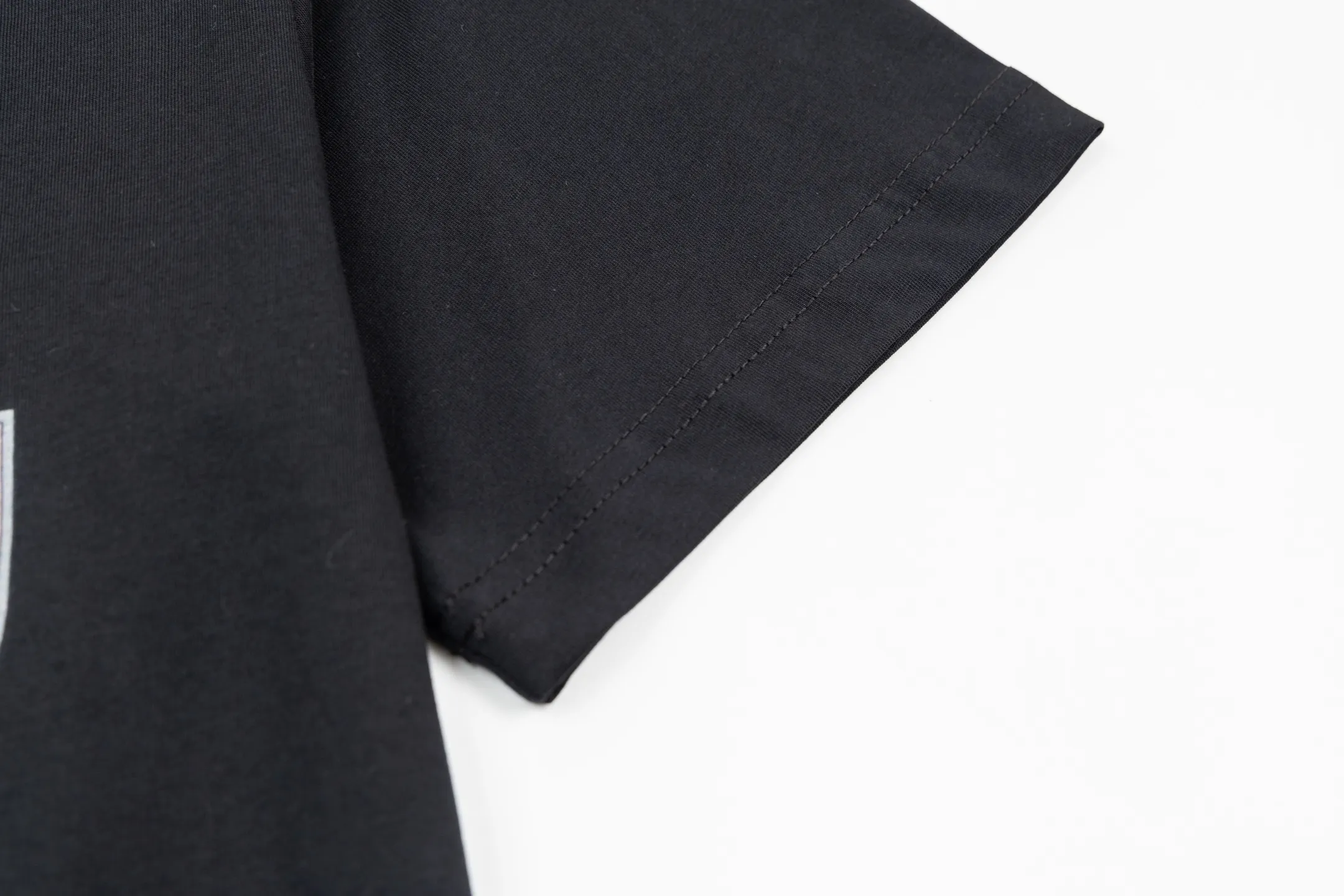 🅿️280 CD Mountain Alpine Shield Print Short Sleeve (Black) The fabric is made of 24S 185g special woven compact cotton fabric, and the rib is made of 32S 300g double yarn rib. This Mountain T-shirt is a new product of the 2026 spring men's wear series. It is decorated with multi-color patches to show the mountain spirit and the classic logo of high-end style inspired by archives. Crafted from white cotton jersey, it features a crew neck for a refined look. The fabric is made of 24S special-spun compact cotton as a plain knitted base. The high-count compact spinning process ensures that the fabric has an extremely delicate skin feel and excellent anti-pilling durability. The neckline is equipped with 32S 1x1 high-density ribbing, which provides long-lasting rebound with its tight structure and protects the collar shape. The decorative multi-color embroidery patch adopts appliqué technique. Three-dimensional lines and fluorescent details are first embroidered with high-density stitches on independent fabrics, and then accurately covered on the chest, forming a strong visual hierarchy and tactile contrast. The alpine element pattern uses digital white ink direct injection technology, with saturated colors and sharp edges, which together with the embroidery patch create a rich texture. Size:XS-S-M-L