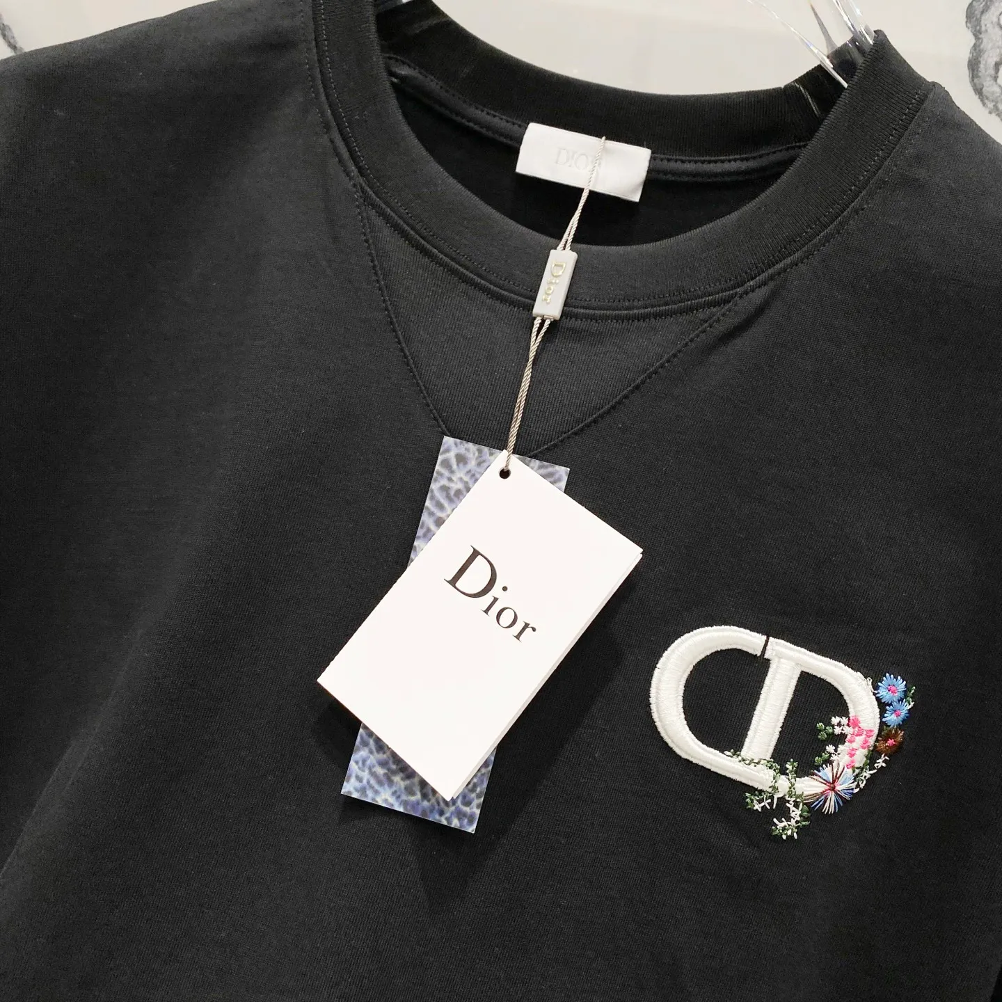 🅿️200 DIOR 320g round neck short-sleeved T-shirt, simple floral CD letter small label embroidery🪡LOGO logo, official synchronization, 1:1 original mold opening, fashionable personality, versatile trend, pure original quality, original washed fabric, tag, collar label, washed wheat, complete three standards, color: black, white. Size: S-XL