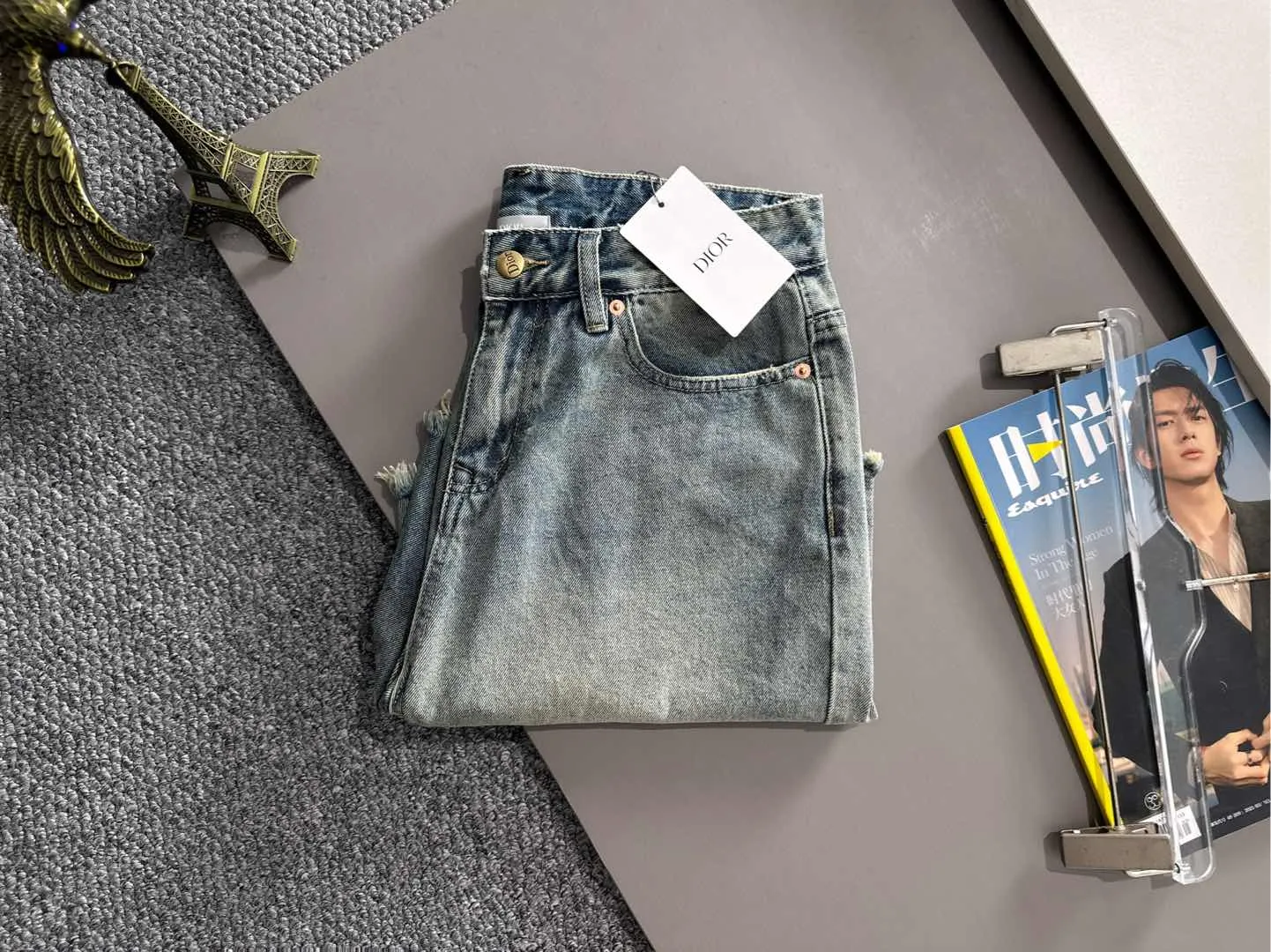 🅿️330 Dior 2025 summer new jeans denim shorts are produced using imported Japanese Denim plain cotton denim fabrics, complete with three standards. The top stone-washed process makes the texture reach the old taste of the 1980s. It is soft, delicate, comfortable and breathable. The color has a modern and fashionable vicissitudes. The upper body is versatile and fashionable! Light luxury, a must-have item for daily commuting! Code number: 28-38 (please state your height and weight when placing an order)