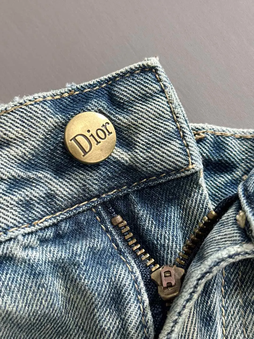 🅿️330 Dior 2025 summer new jeans denim shorts are produced using imported Japanese Denim plain cotton denim fabrics, complete with three standards. The top stone-washed process makes the texture reach the old taste of the 1980s. It is soft, delicate, comfortable and breathable. The color has a modern and fashionable vicissitudes. The upper body is versatile and fashionable! Light luxury, a must-have item for daily commuting! Code number: 28-38 (please state your height and weight when placing an order)