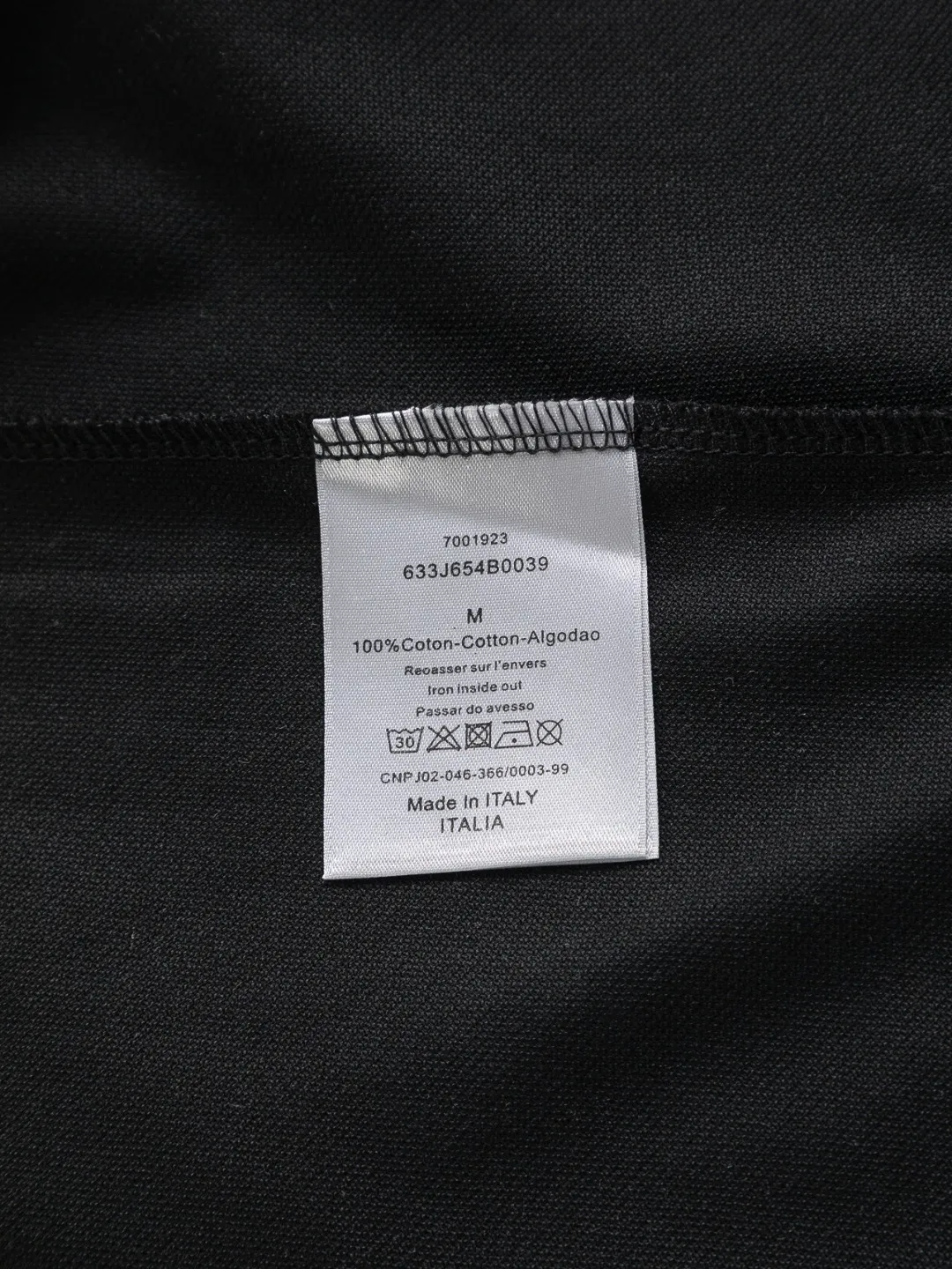 🅿️220 Dior CD DIOR micro-wide version S-XL Dior 25SS ｜Exclusively customized, the same model at the counter. Simple letters CD on the chest🪡 embroidered small logo makes it more beautiful. Exquisite craftsmanship round neck style, exclusive customized pure cotton silk fabric, soft and close-fitting technical fabric, customized original thread, extremely high grade, exquisite workmanship, and the upper body is extremely handsome. It can be said to be very mature in terms of element integration. The classic short-sleeves are complete with 3 labels and are fashionable for men. They are unparalleled in terms of upper body comfort and can be said to be a summer must-have. The dark and light colors are carefully crafted as the main body. Against the pure black background, it seems to reveal a mysterious atmosphere coming from the starry sky~ The softest material and fabric used can perfectly soothe every inch of skin and provide an excellent touch experience. The organic combination of style and craftsmanship makes the matching experience more complicated. Whether it is worn as an inner layer or worn alone, it is a very ingenious piece ~ worth buying! ! Plant grass online~~Highly recommended! ! ! Color: Black, White Royal Blue Size Chart: S: Shoulder Width 50 - Bust 54 - Clothing Length 70 M: Shoulder Width 52 - Bust 56.5 - Clothing Length 72 L: Shoulder Width 54 - Bust 59 - Clothing Length 74 XL: Shoulder Width 56 - Bust 61.5 - Clothing Length 76