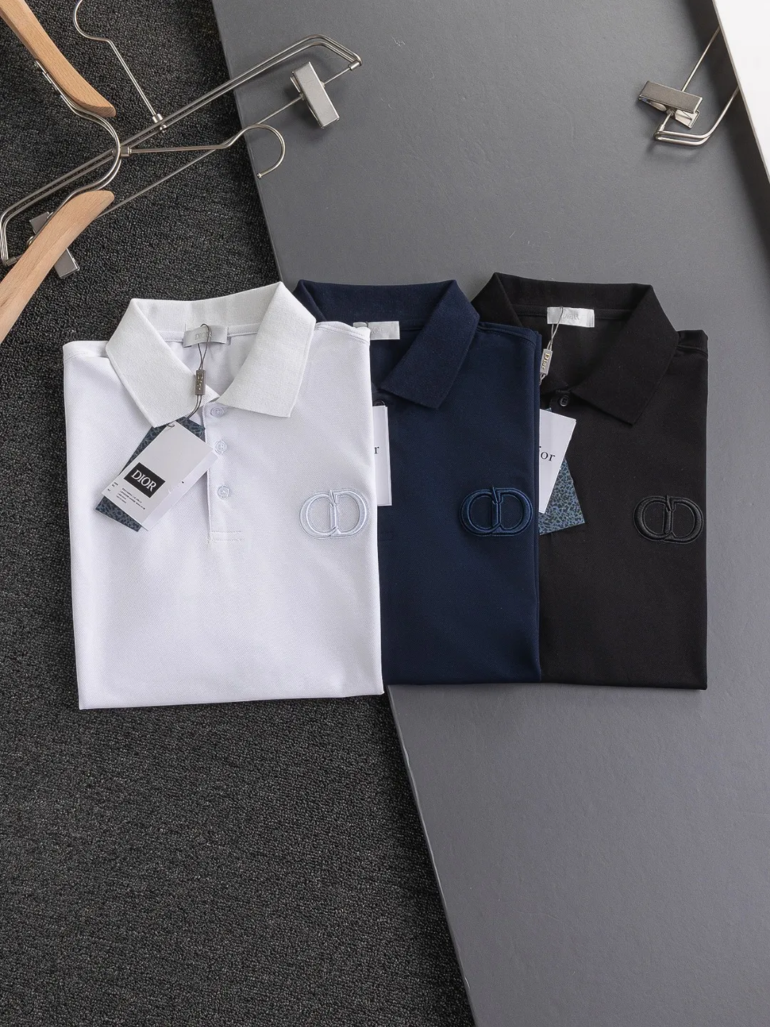 🅿️220 Dior CD DIOR micro-wide version S-XL Dior 25SS ｜Exclusively customized, the same model at the counter. Simple letters CD on the chest🪡 embroidered small logo makes it more beautiful. Exquisite craftsmanship round neck style, exclusive customized pure cotton silk fabric, soft and close-fitting technical fabric, customized original thread, extremely high grade, exquisite workmanship, and the upper body is extremely handsome. It can be said to be very mature in terms of element integration. The classic short-sleeves are complete with 3 labels and are fashionable for men. They are unparalleled in terms of upper body comfort and can be said to be a summer must-have. The dark and light colors are carefully crafted as the main body. Against the pure black background, it seems to reveal a mysterious atmosphere coming from the starry sky~ The softest material and fabric used can perfectly soothe every inch of skin and provide an excellent touch experience. The organic combination of style and craftsmanship makes the matching experience more complicated. Whether it is worn as an inner layer or worn alone, it is a very ingenious piece ~ worth buying! ! Plant grass online~~Highly recommended! ! ! Color: Black, White Royal Blue Size Chart: S: Shoulder Width 50 - Bust 54 - Clothing Length 70 M: Shoulder Width 52 - Bust 56.5 - Clothing Length 72 L: Shoulder Width 54 - Bust 59 - Clothing Length 74 XL: Shoulder Width 56 - Bust 61.5 - Clothing Length 76
