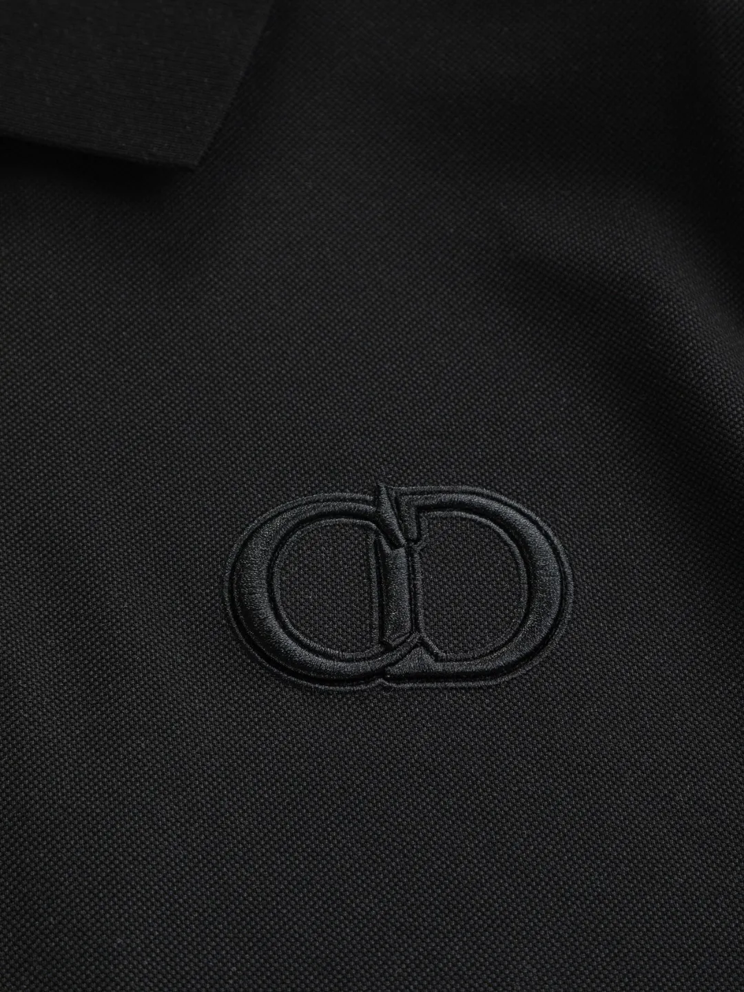🅿️220 Dior CD DIOR micro-wide version S-XL Dior 25SS ｜Exclusively customized, the same model at the counter. Simple letters CD on the chest🪡 embroidered small logo makes it more beautiful. Exquisite craftsmanship round neck style, exclusive customized pure cotton silk fabric, soft and close-fitting technical fabric, customized original thread, extremely high grade, exquisite workmanship, and the upper body is extremely handsome. It can be said to be very mature in terms of element integration. The classic short-sleeves are complete with 3 labels and are fashionable for men. They are unparalleled in terms of upper body comfort and can be said to be a summer must-have. The dark and light colors are carefully crafted as the main body. Against the pure black background, it seems to reveal a mysterious atmosphere coming from the starry sky~ The softest material and fabric used can perfectly soothe every inch of skin and provide an excellent touch experience. The organic combination of style and craftsmanship makes the matching experience more complicated. Whether it is worn as an inner layer or worn alone, it is a very ingenious piece ~ worth buying! ! Plant grass online~~Highly recommended! ! ! Color: Black, White Royal Blue Size Chart: S: Shoulder Width 50 - Bust 54 - Clothing Length 70 M: Shoulder Width 52 - Bust 56.5 - Clothing Length 72 L: Shoulder Width 54 - Bust 59 - Clothing Length 74 XL: Shoulder Width 56 - Bust 61.5 - Clothing Length 76